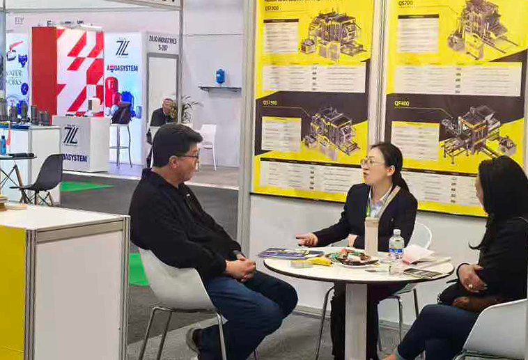 Das Team von Qunfeng Machinery bespricht mit einem afrikanischen Kunden eine ma&szlig;geschneiderte L&ouml;sung f&uuml;r eine Produktionslinie f&uuml;r Betonprodukte.