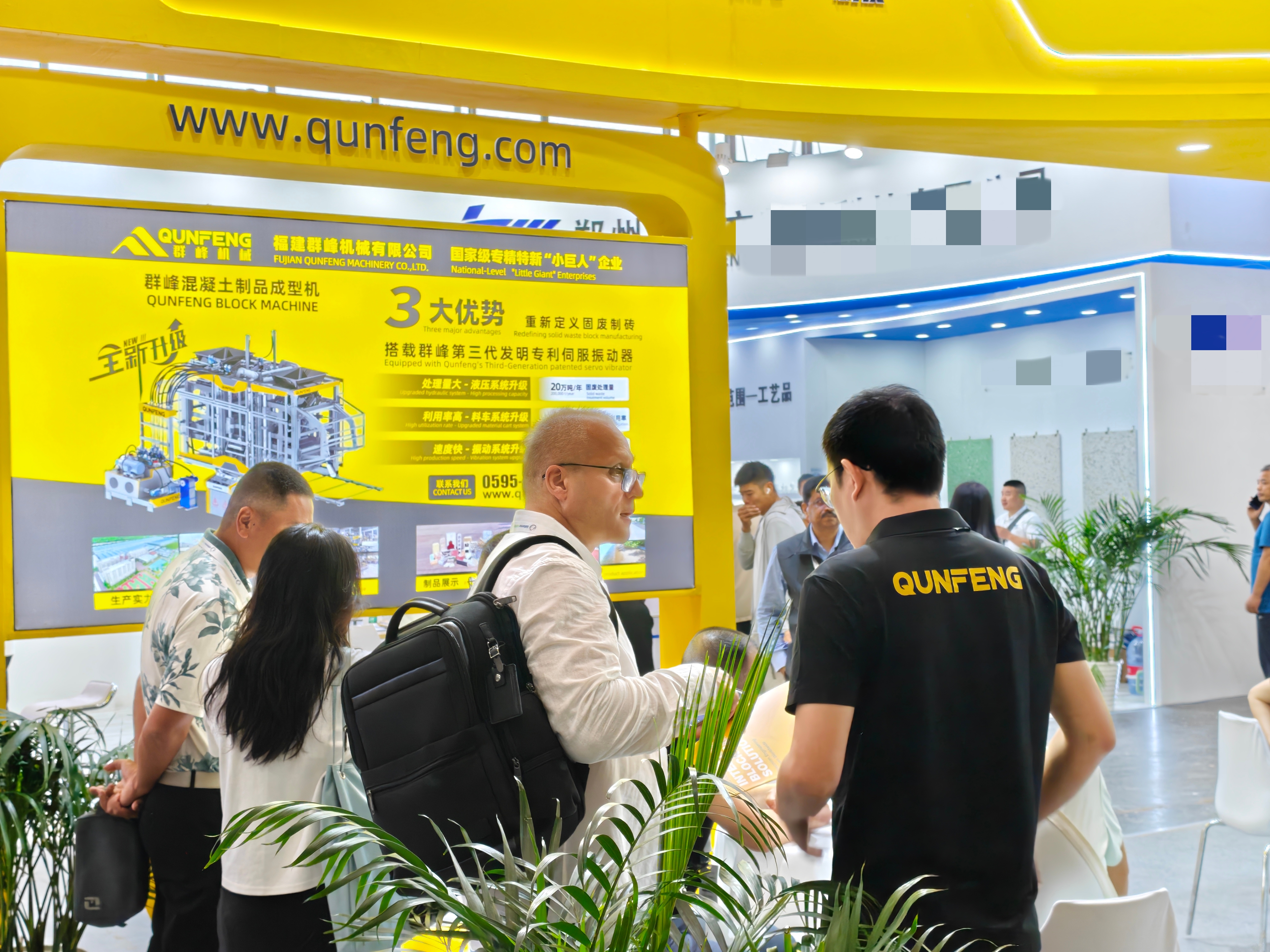 Kunden aus Zentralasien kommunizieren mit dem Team von Qunfeng Machinery.
