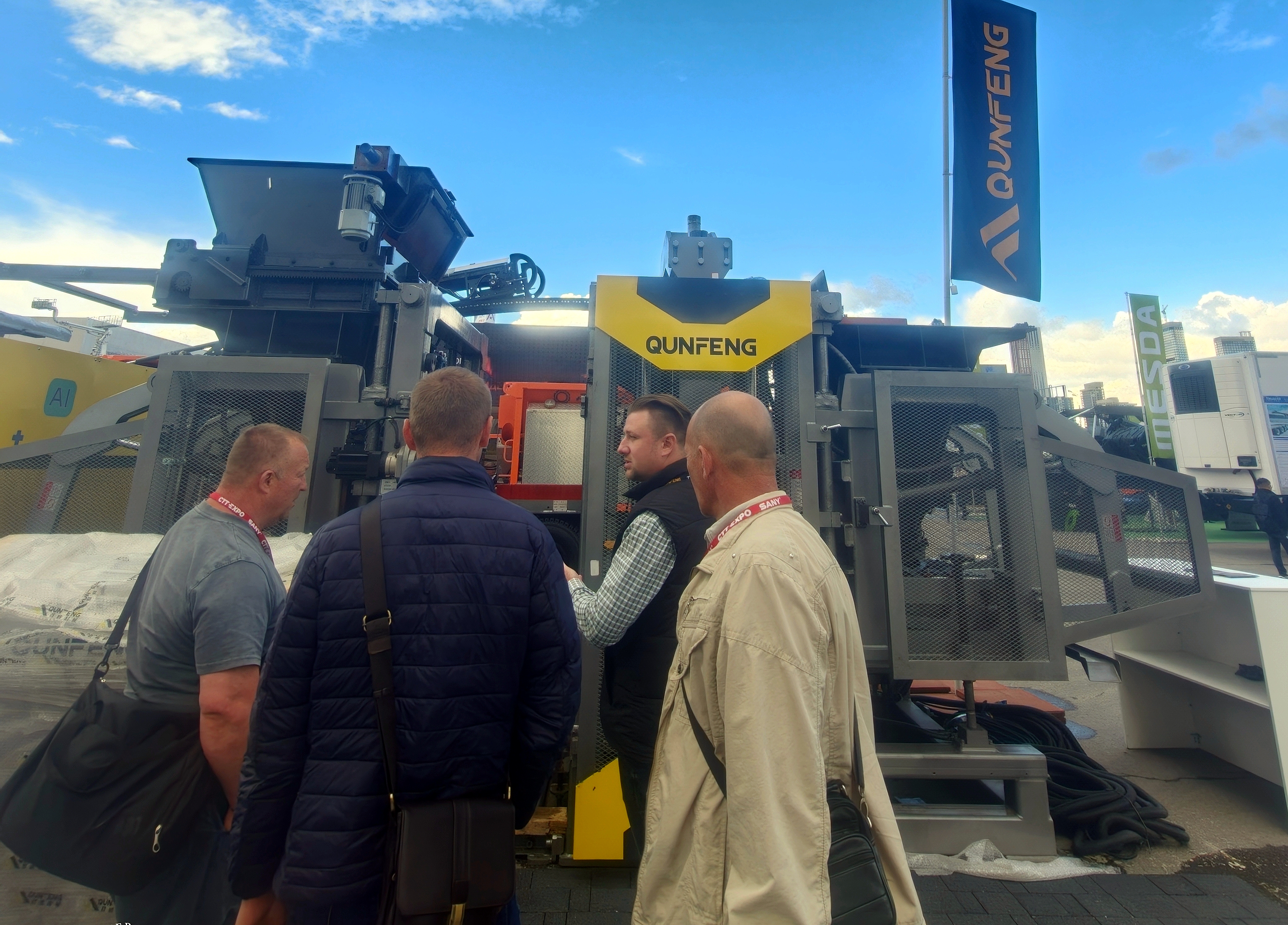 Technische Experten von Qunfeng Machinery erl&auml;utern professionellen Eink&auml;ufern im Ausland ausf&uuml;hrlich die Hauptvorteile der Formmaschinen der QS-Serie.