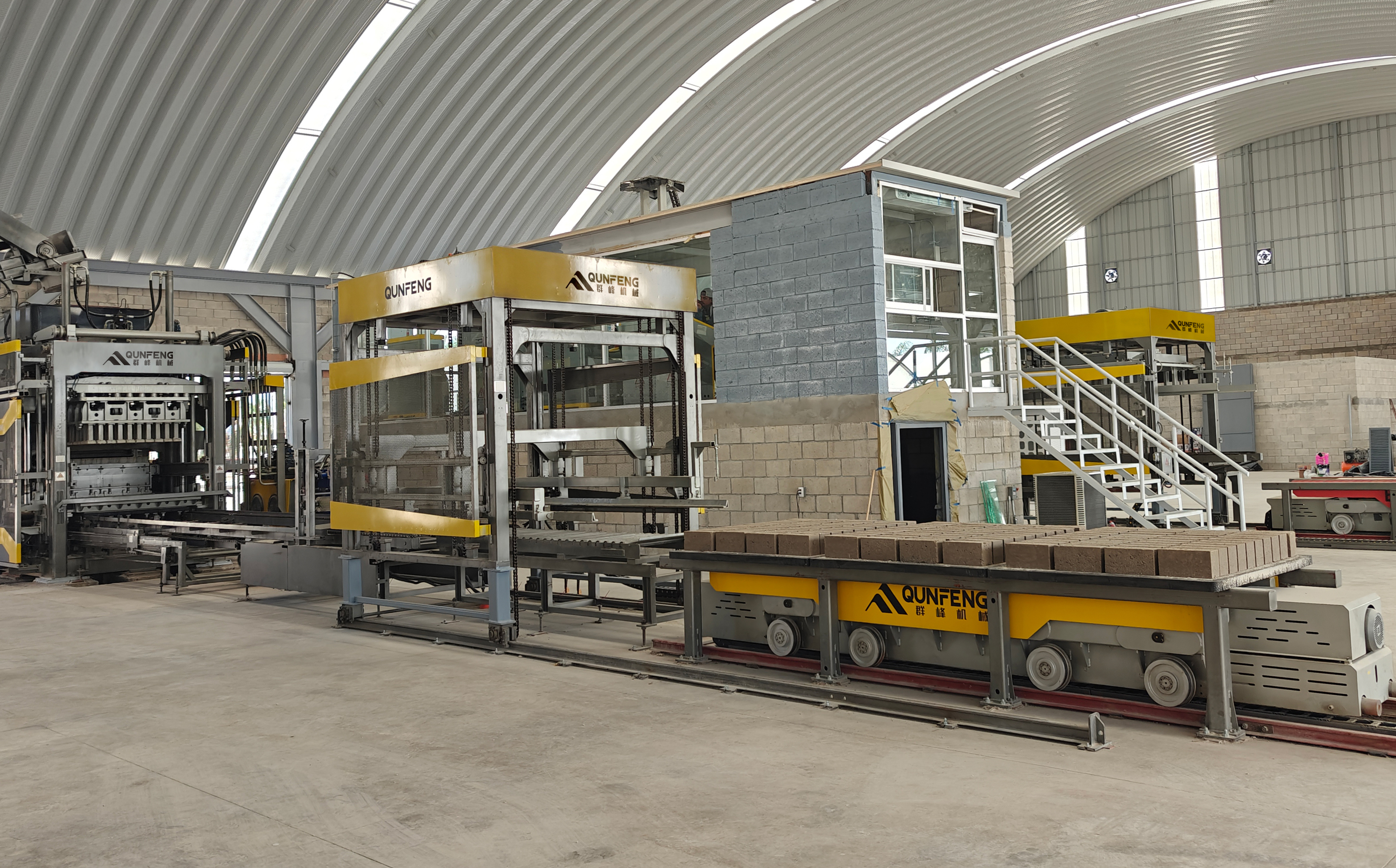 Die vollautomatische Produktionslinie QS2000 f&uuml;r Betonproduktformungen von Qunfeng Machinery, die seit vielen Jahren in Mexiko in Betrieb ist.