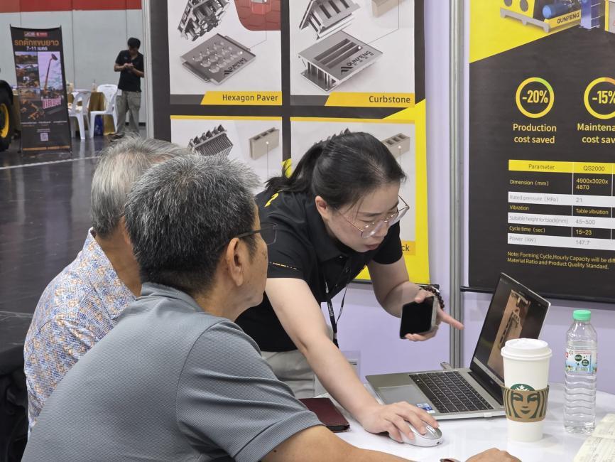Das Team von Qunfeng Machinery erkl&auml;rt s&uuml;dostasiatischen Kunden anpassbare L&ouml;sungen.
