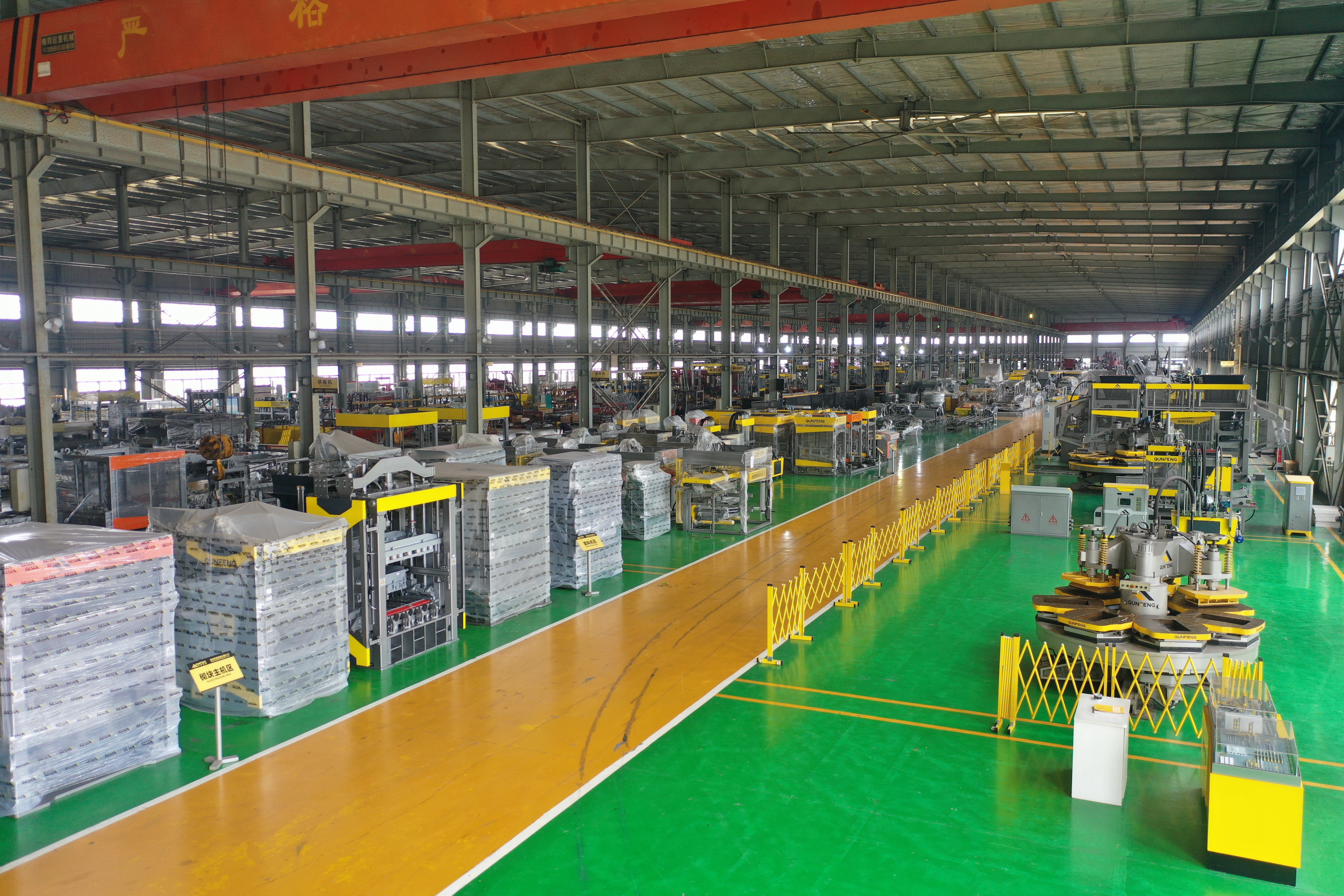 Die diversifizierte Produktlinie von Qunfeng Machinery f&uuml;r Baustoffausr&uuml;stung umfasst Produktionslinien f&uuml;r Bl&ouml;cke, Hangschutzsteine ​​und Porenbetonsteine.
