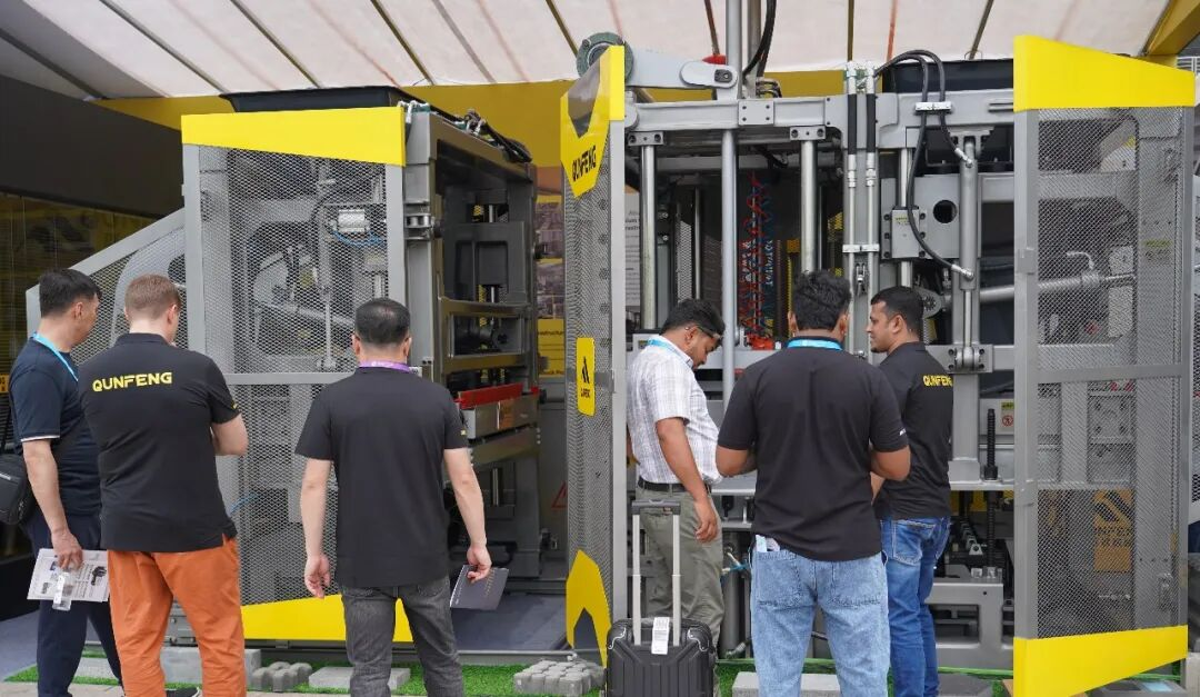 Besucher aus aller Welt erkunden auf der 139. Canton Fair die L&ouml;sungen von Qunfeng f&uuml;r die Blockherstellung