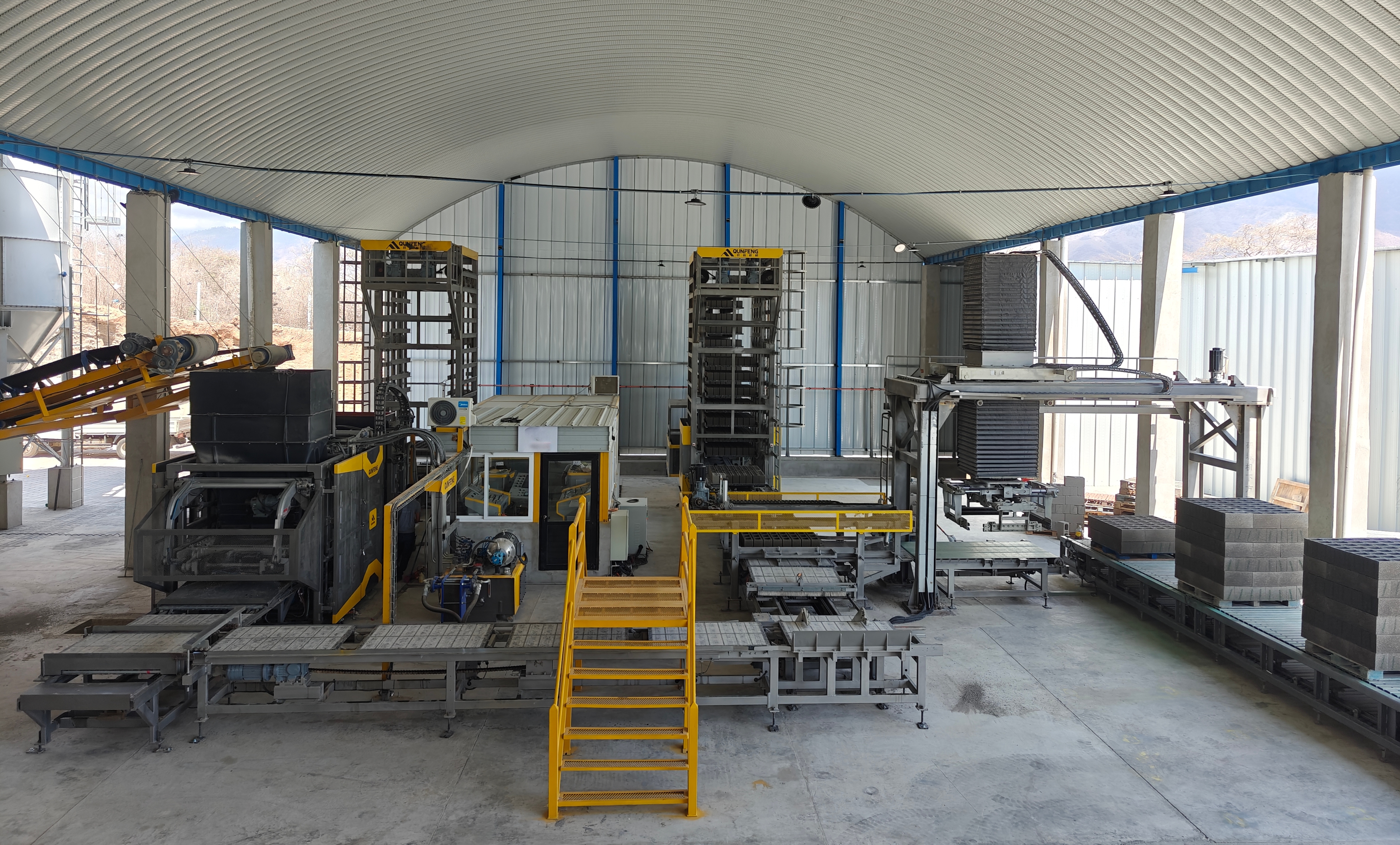 Qunfeng QS1500 vollautomatische Produktionslinie f&uuml;r Betonprodukte in Guatemala