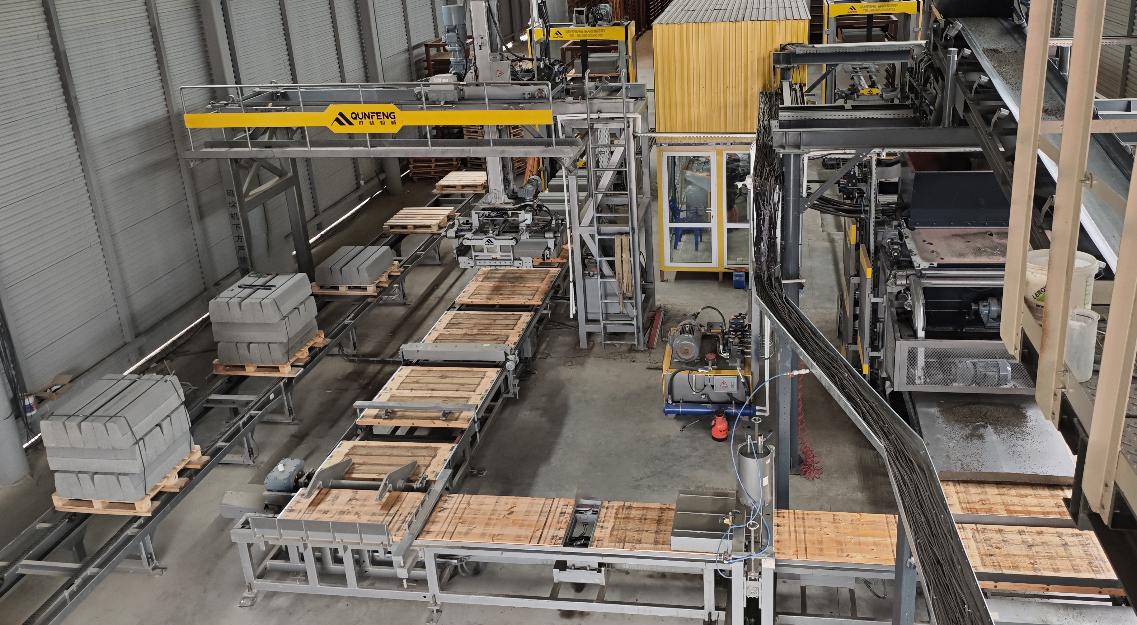 Eine Produktionslinie f&uuml;r ungebrannte Bl&ouml;cke von Qunfeng Machinery, die seit vielen Jahren in Thailand in Betrieb ist.