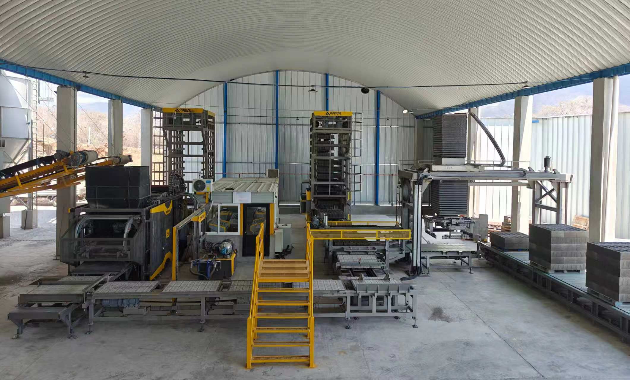 Vollautomatische Produktionslinie f&uuml;r Betonprodukte QS1500, hergestellt von Qunfeng Machinery f&uuml;r einen Kunden in Guatemala, S&uuml;damerika.