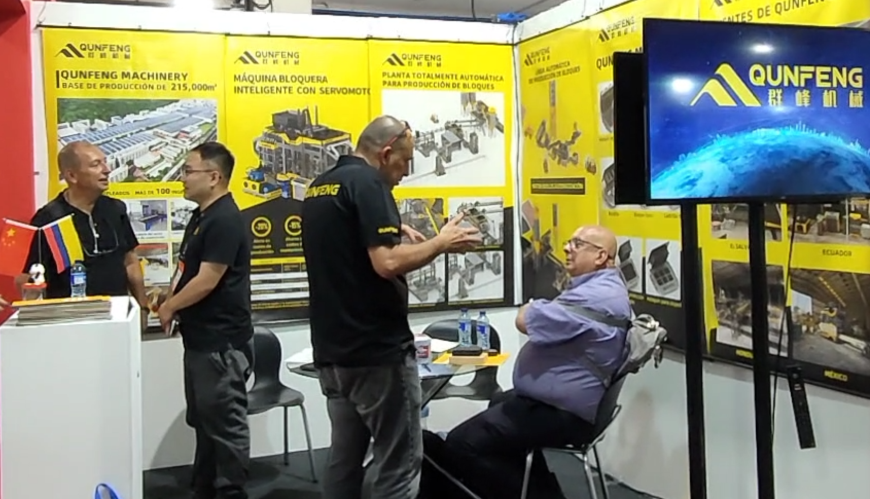 Das Team von Qunfeng Machinery South America stellt s&uuml;damerikanischen Kunden Produktparameter vor.