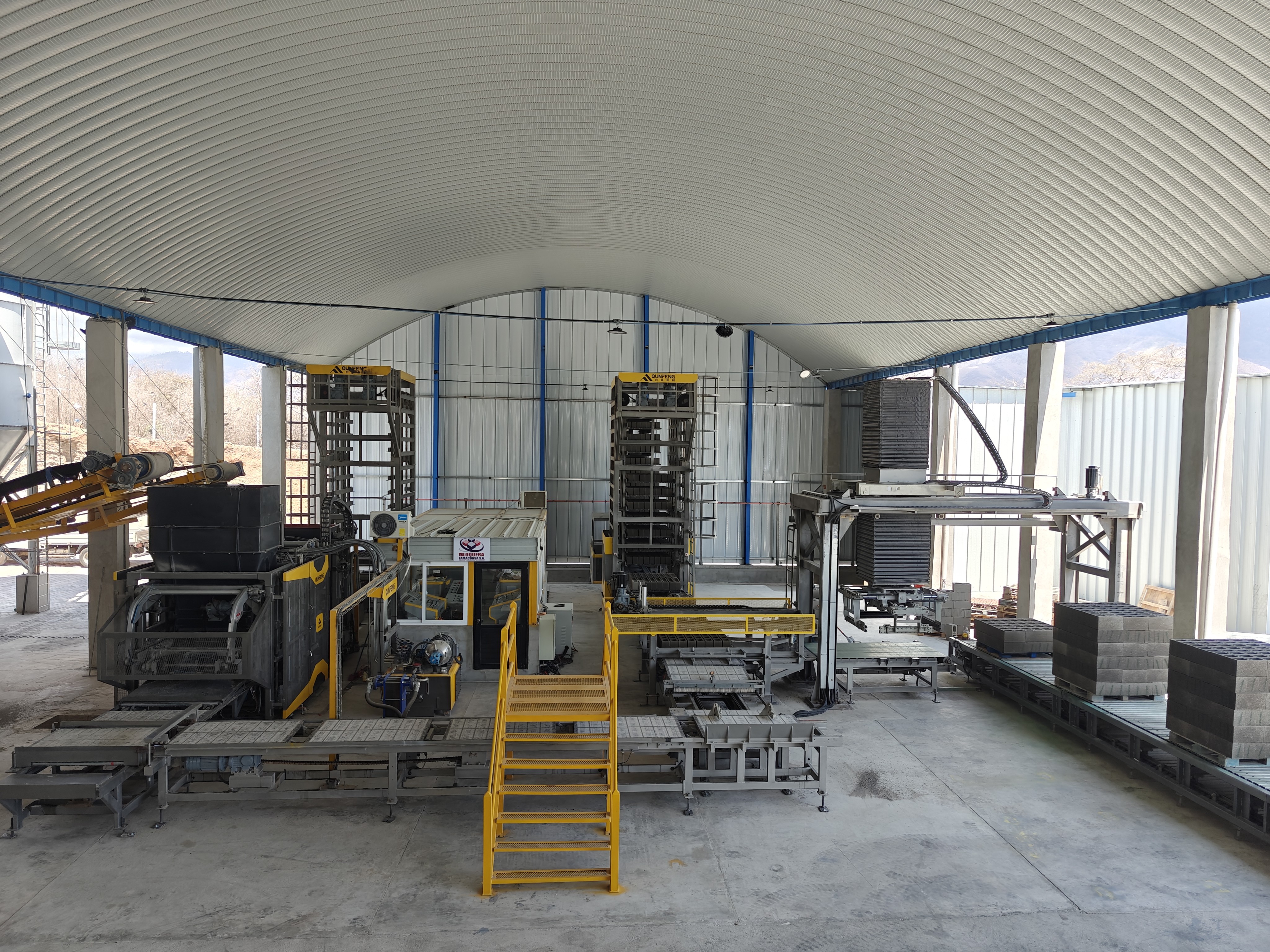 Qunfeng Machinery QS1500 Vollautomatische Produktionslinie f&uuml;r Betonprodukte, exportiert nach Guatemala, S&uuml;damerika