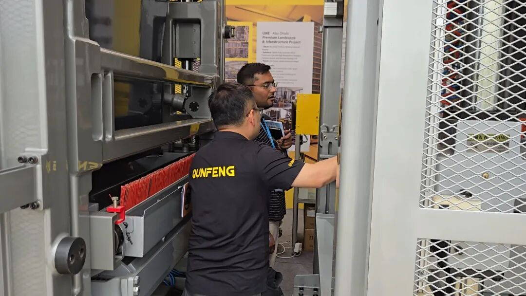 Kunden erleben die Betonproduktformungsmaschine der Qunfeng QS-Serie