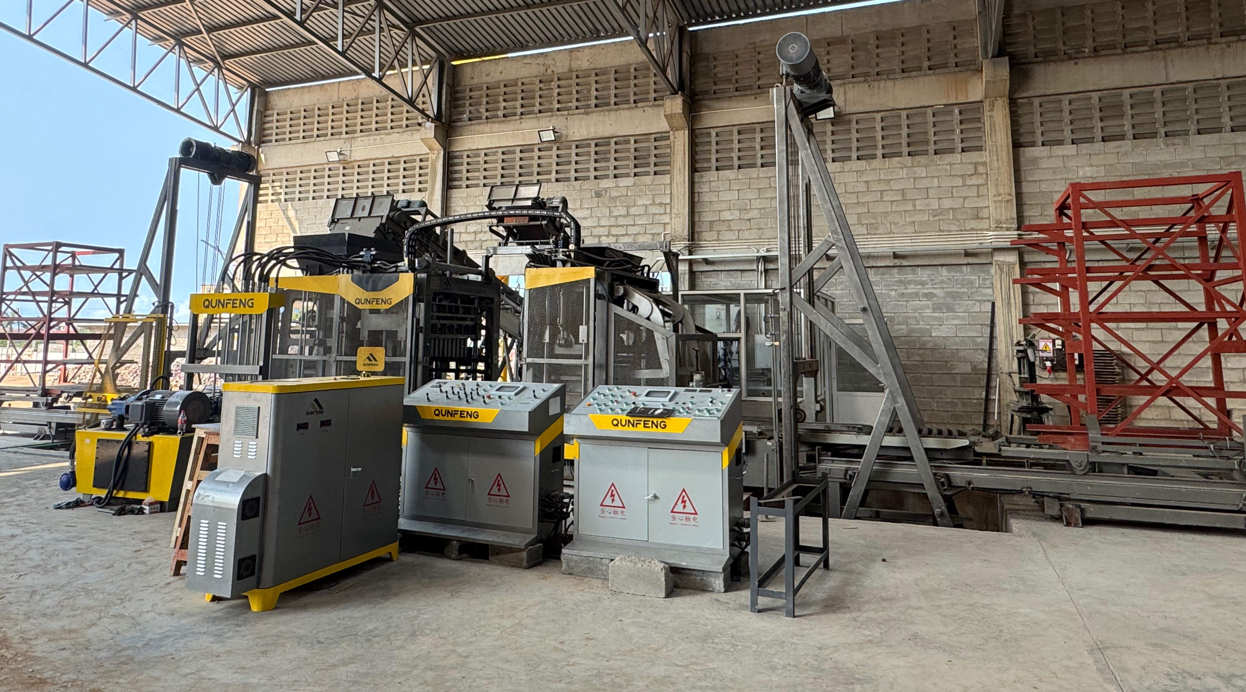 Qunfeng Machinery entwarf eine automatische Produktionslinie f&uuml;r Betonprodukte mit U-f&ouml;rmigem Aufbau und Regalsystem, zugeschnitten auf die spezifischen Bedingungen eines Kunden in Tansania, Afrika.