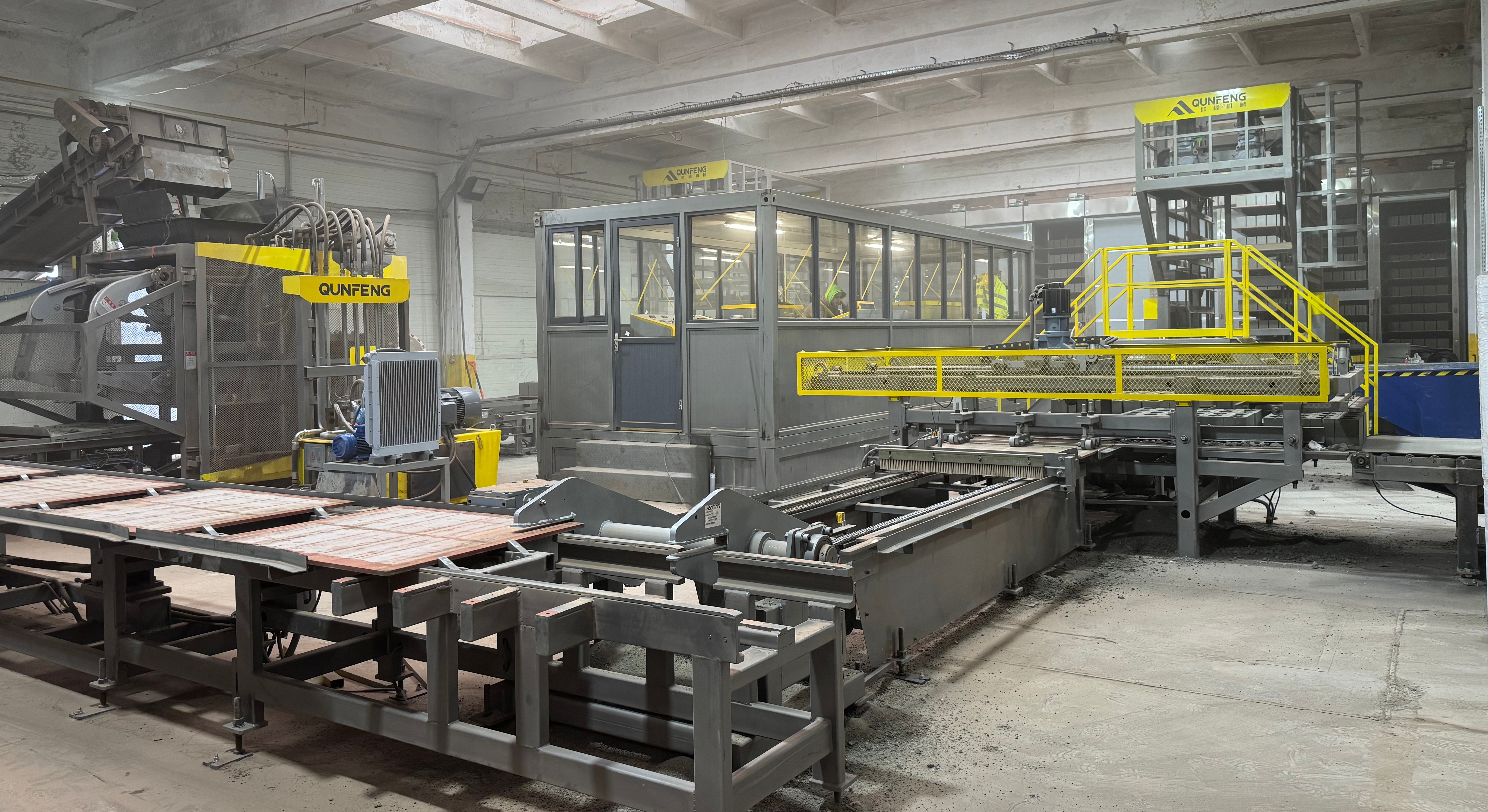 Vor-Ort-Betrieb der vollautomatischen Produktionslinie f&uuml;r Betonprodukte der QS-Serie von Qunfeng Machinery in Polen