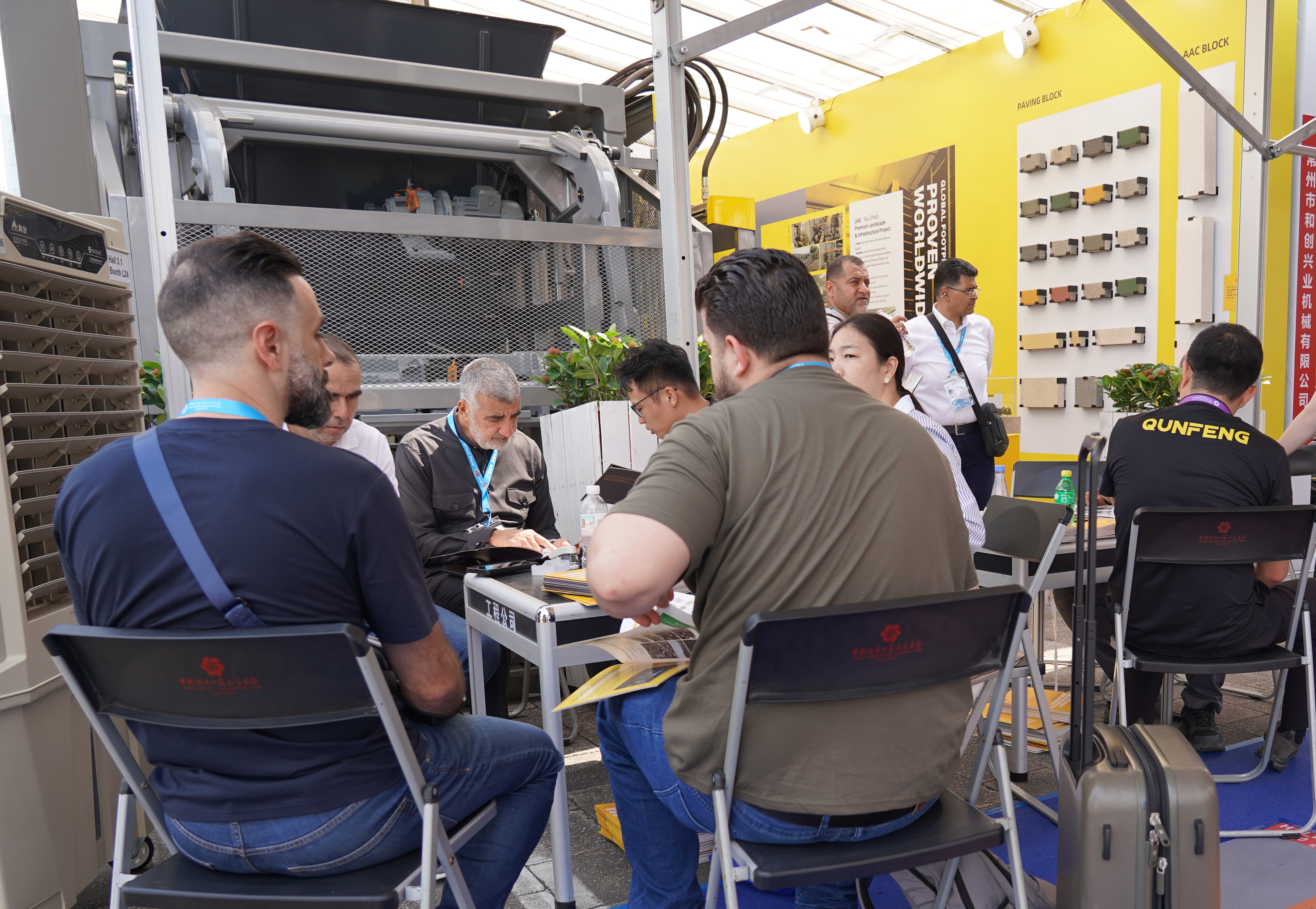 Das Team von Qunfeng Machinery bespricht Kooperationsvorschl&auml;ge mit Kunden.
