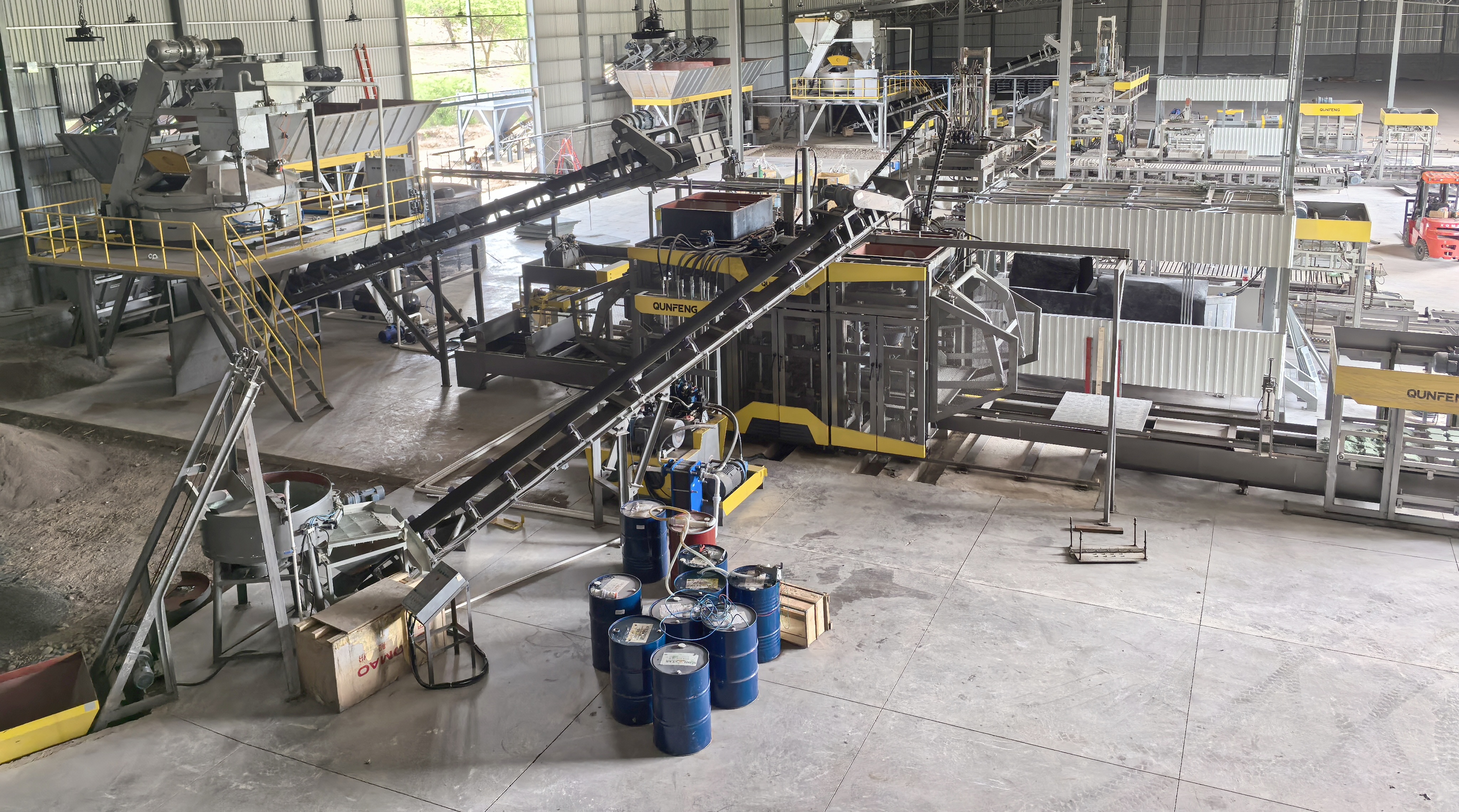 Die vollautomatische Betonproduktformungs-Produktionslinie QS2000 von Qunfeng Machinery in Honduras hat sich zur gr&ouml;&szlig;ten und stabilsten Produktionslinie f&uuml;r die Herstellung von Steinen in der Region entwickelt.
