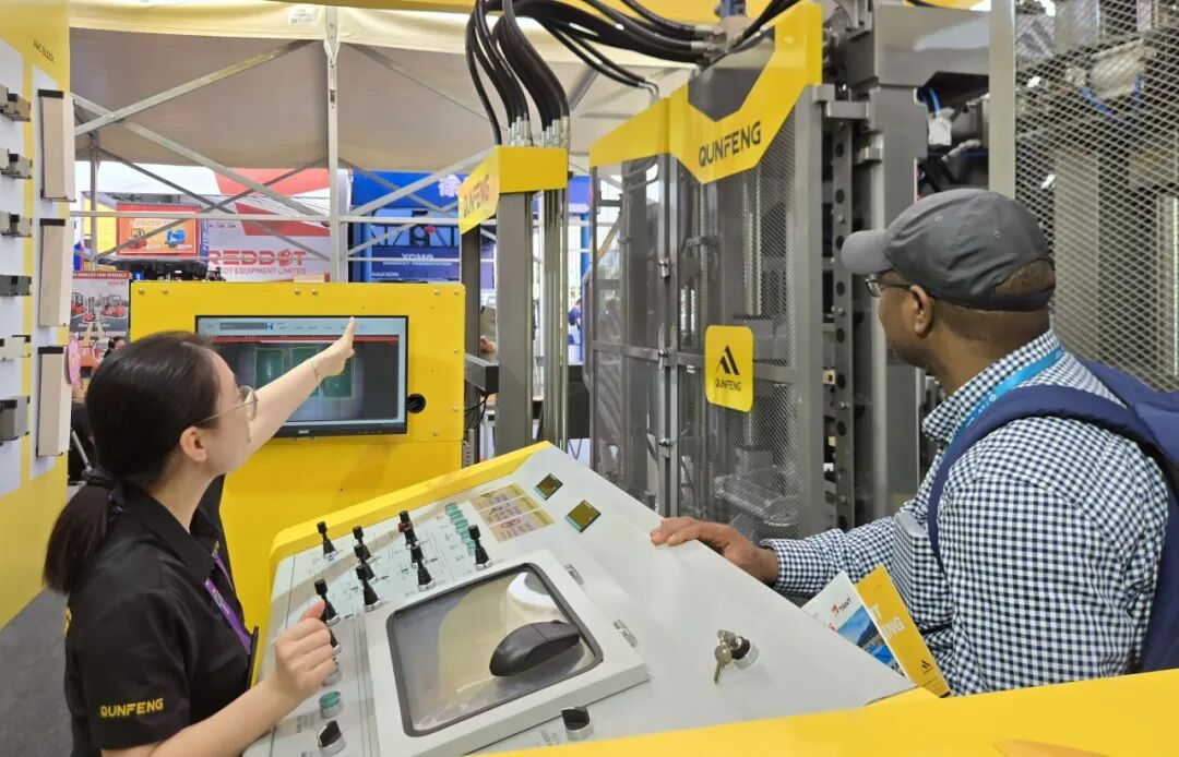 Afrikanische K&auml;ufer pr&uuml;fen Qunfeng-Blockherstellungsmaschinen f&uuml;r lokale Infrastrukturprojekte