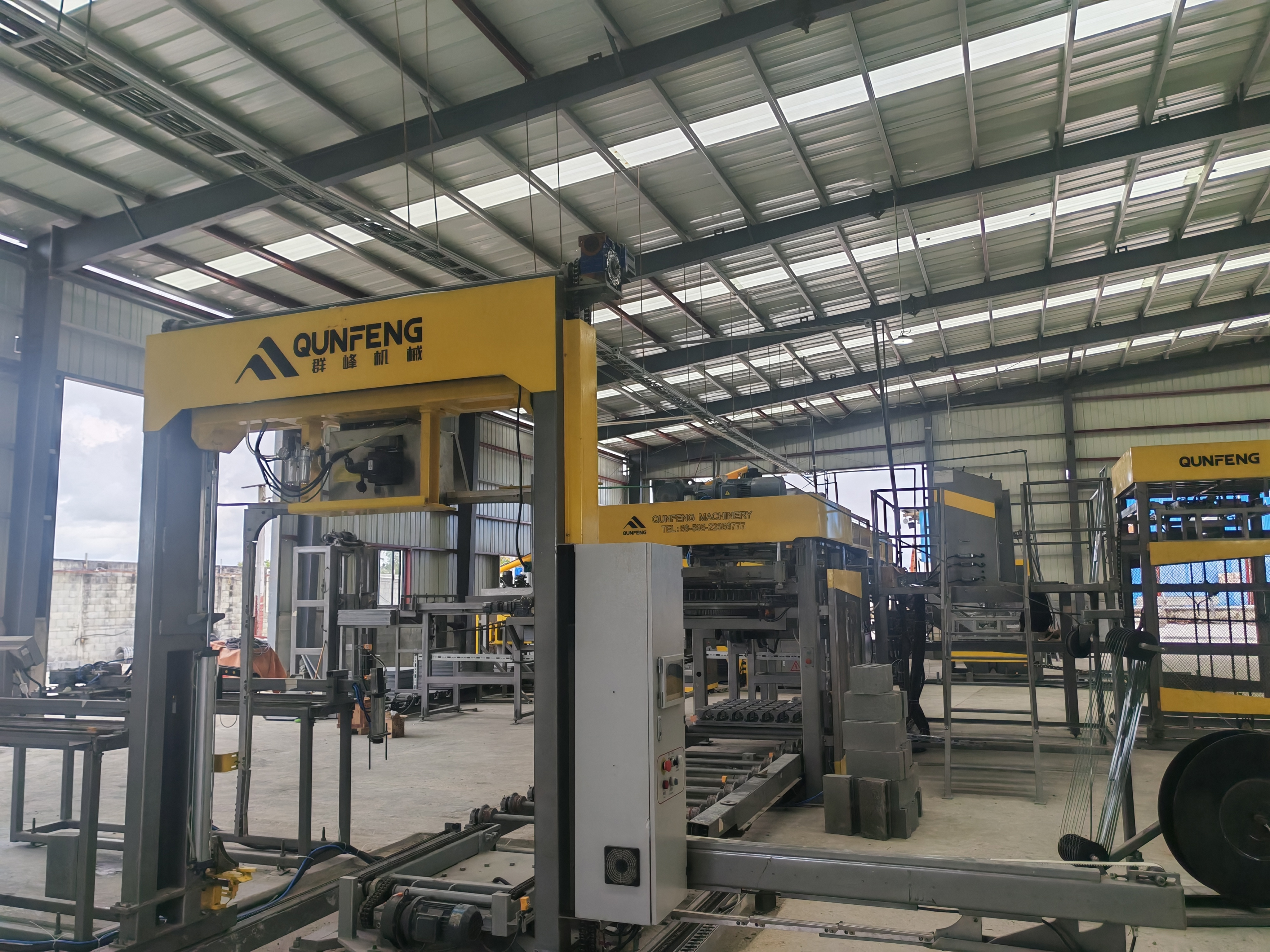 Das automatische Palettiersystem von QUNFENG reduziert effektiv die Arbeitskosten und verbessert die Effizienz der LKW-Beladung.