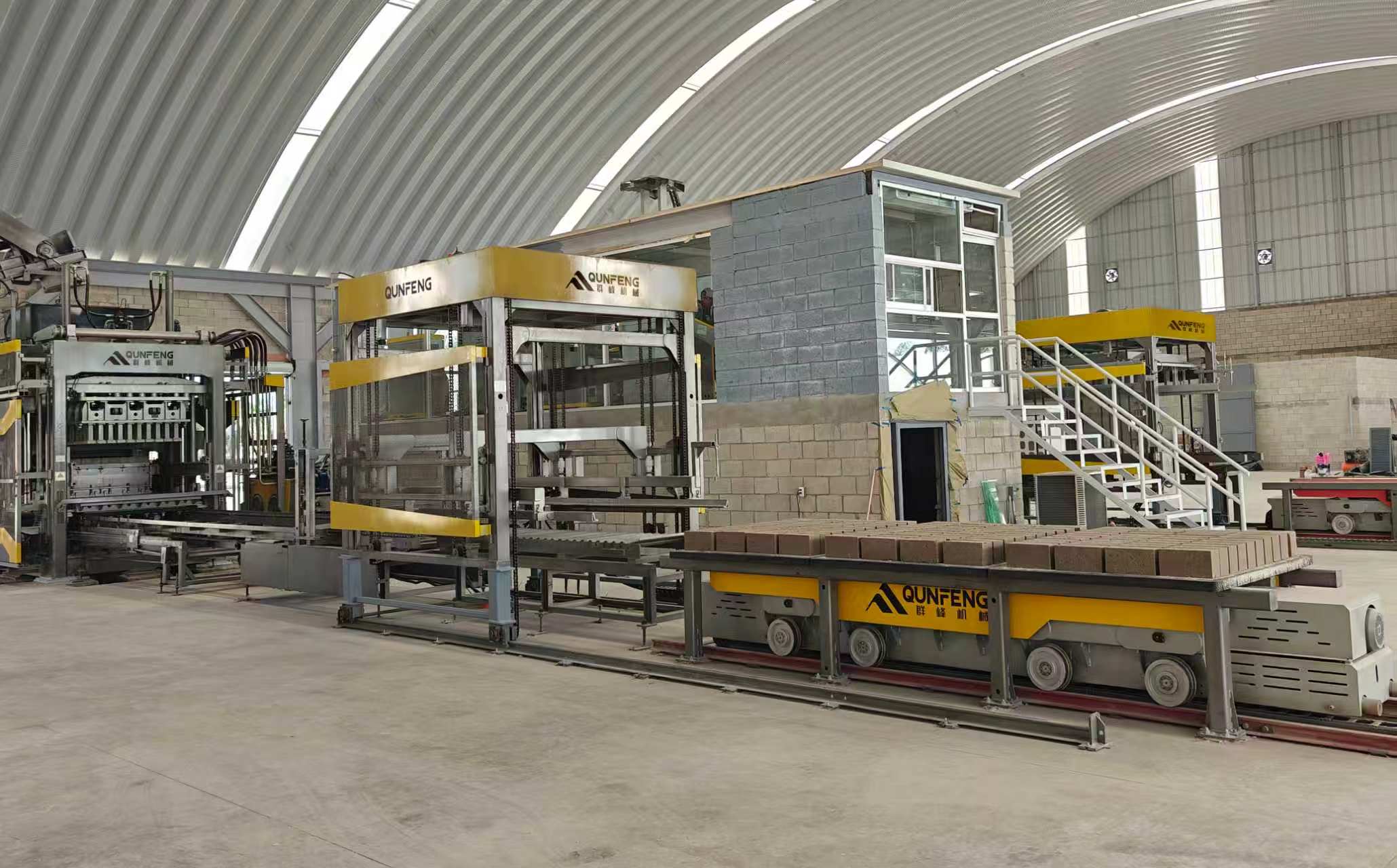 Die vollautomatische Betonproduktformungs-Produktionslinie QS2000, hergestellt von Qunfeng Machinery f&uuml;r einen Kunden in Mexiko, Nordamerika.