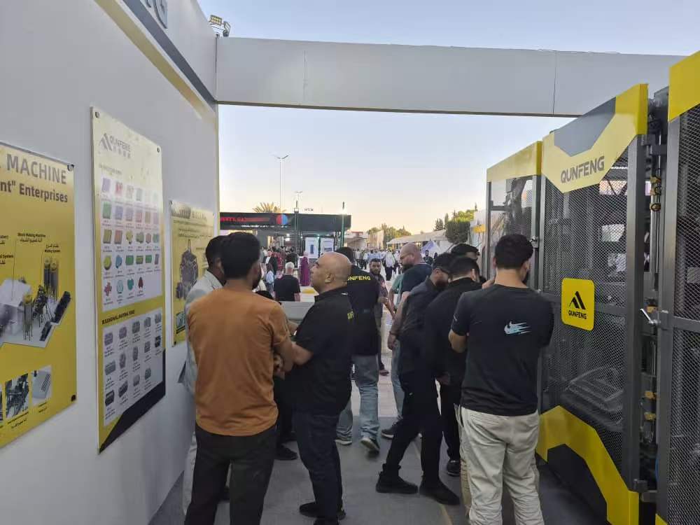 Das Qunfeng-Team pr&auml;sentiert den Vorschlag f&uuml;r eine Produktionslinie einem syrischen Kunden mit starker Kaufabsicht.