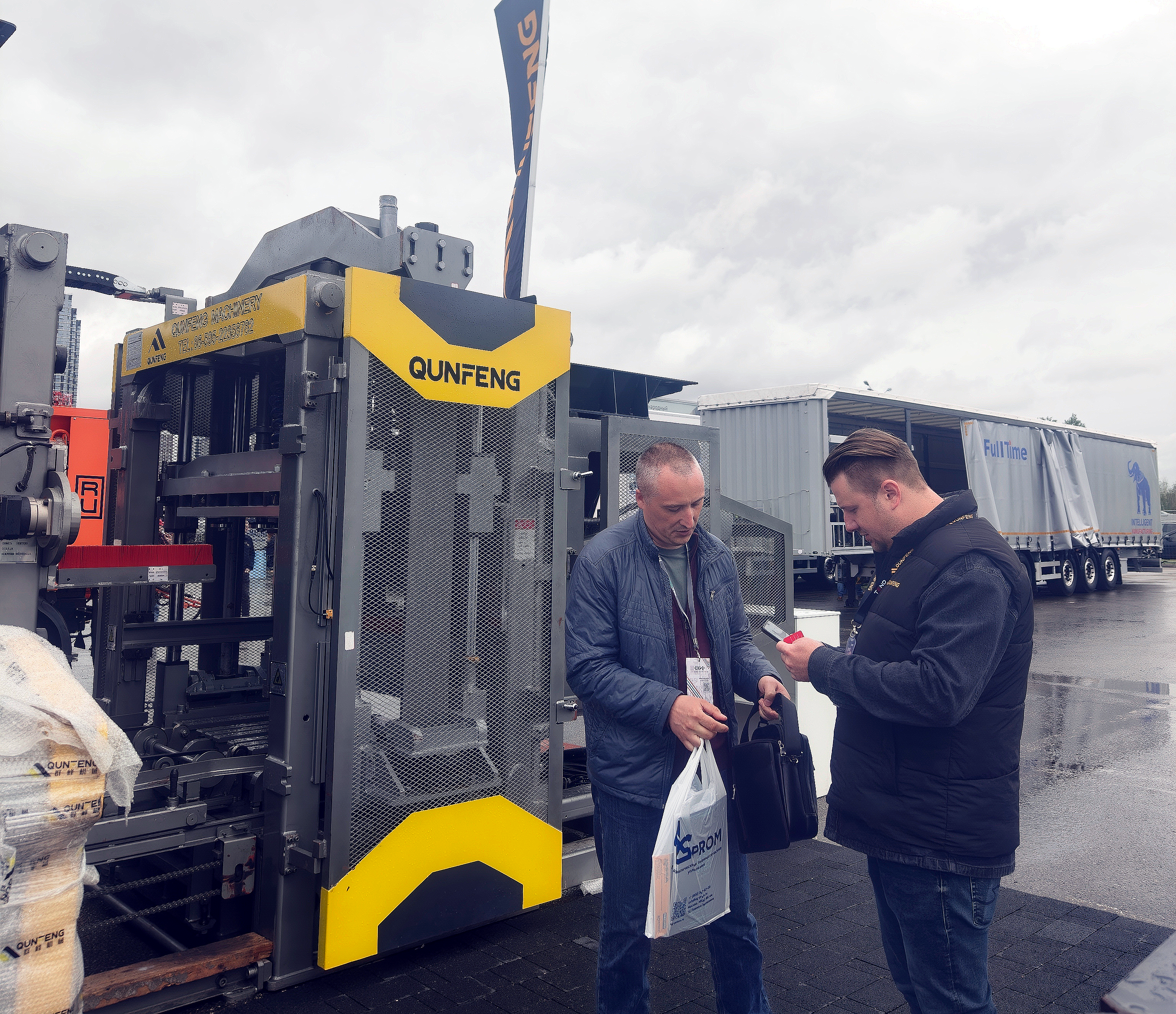 Technische Experten von Qunfeng Machinery erl&auml;utern professionellen Eink&auml;ufern im Ausland ausf&uuml;hrlich die Hauptvorteile der Formmaschinen der QS-Serie.