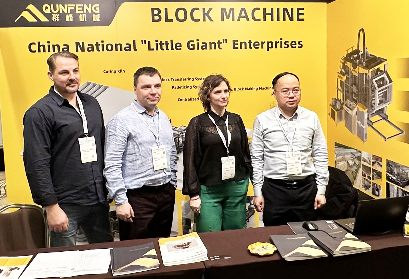 Das Verkaufsteam von Qunfeng bespricht L&ouml;sungen f&uuml;r die Herstellung von Betonsteinen mit globalen Kunden in Europa