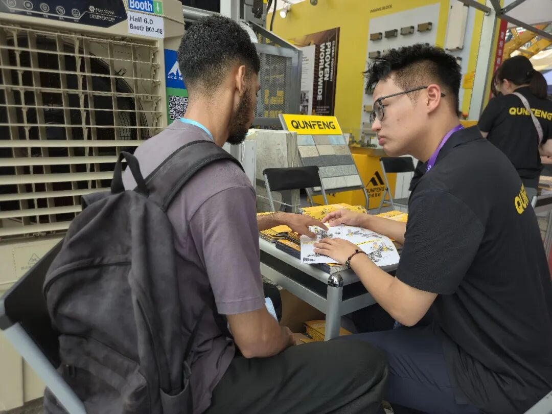 Internationales K&auml;uferberatungsteam von Qunfeng zu automatisierten Blockherstellungsl&ouml;sungen