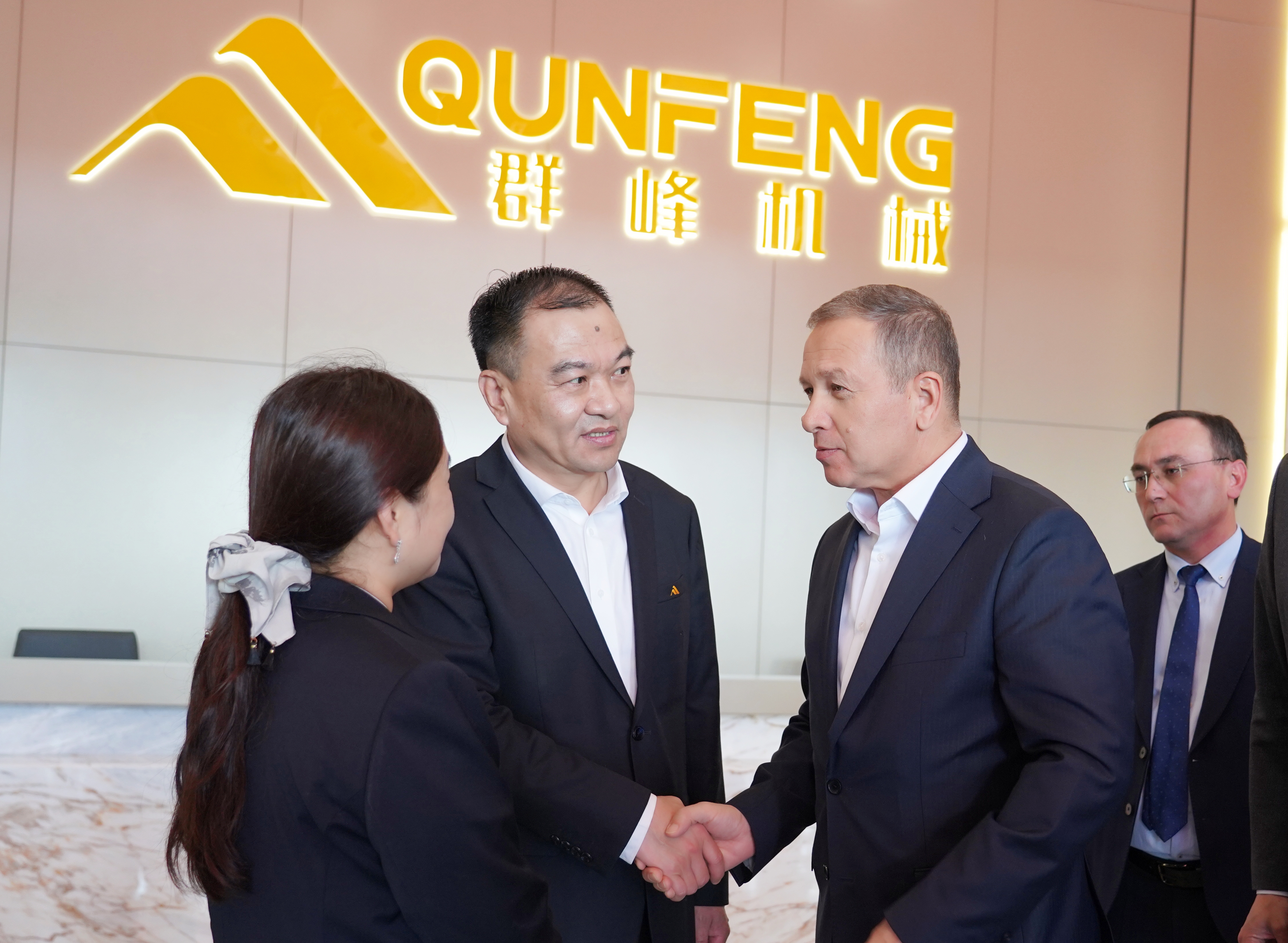 Der Gouverneur der Region Navoi und F&uuml;hrungskr&auml;fte von Qunfeng Machinery diskutieren &uuml;ber die Zusammenarbeit bei Baumaterialien