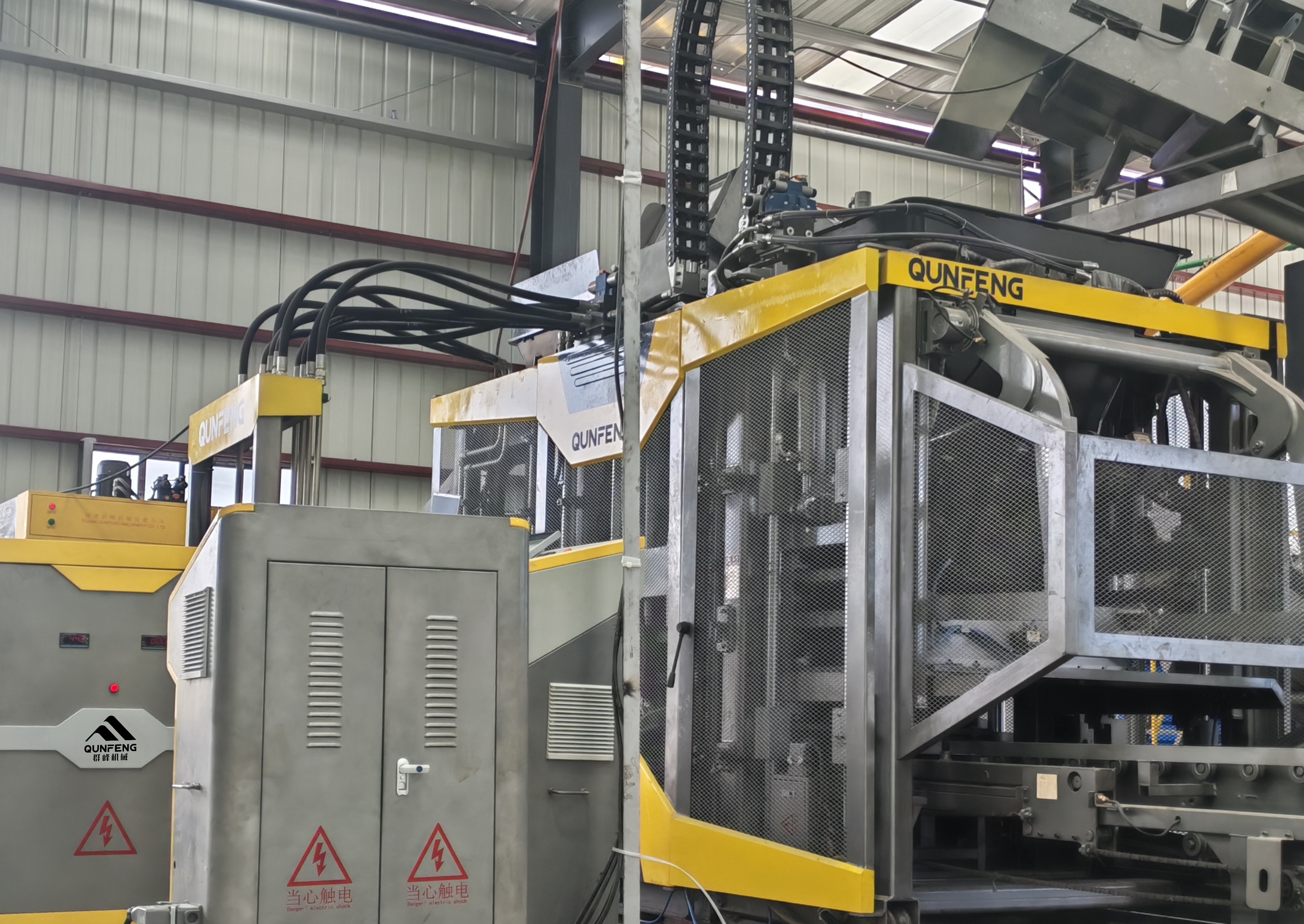  Die Betonproduktformmaschine der QS-Serie von QUNFENG verf&uuml;gt &uuml;ber ein patentiertes, unabh&auml;ngiges, servoangetriebenes Vibrationssystem und ist in der Lage, eine gr&ouml;&szlig;ere Vielfalt an Ziegeltypen herzustellen.