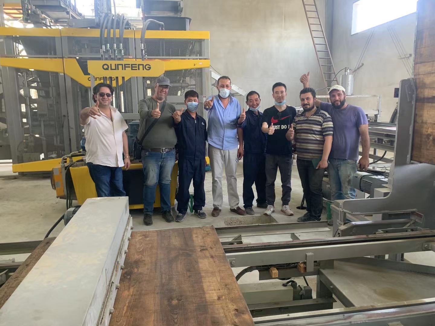 Ein Foto von Qunfeng-Technikingenieuren mit einem Kunden; Qunfeng Machinery verf&uuml;gt &uuml;ber erheblichen Einfluss im Nahen Osten.