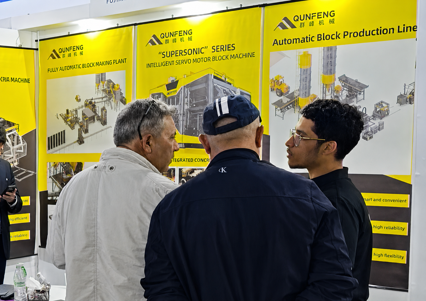 Besucher erkunden fortschrittliche Baustoffmaschinen am Stand von Qunfeng Algeria