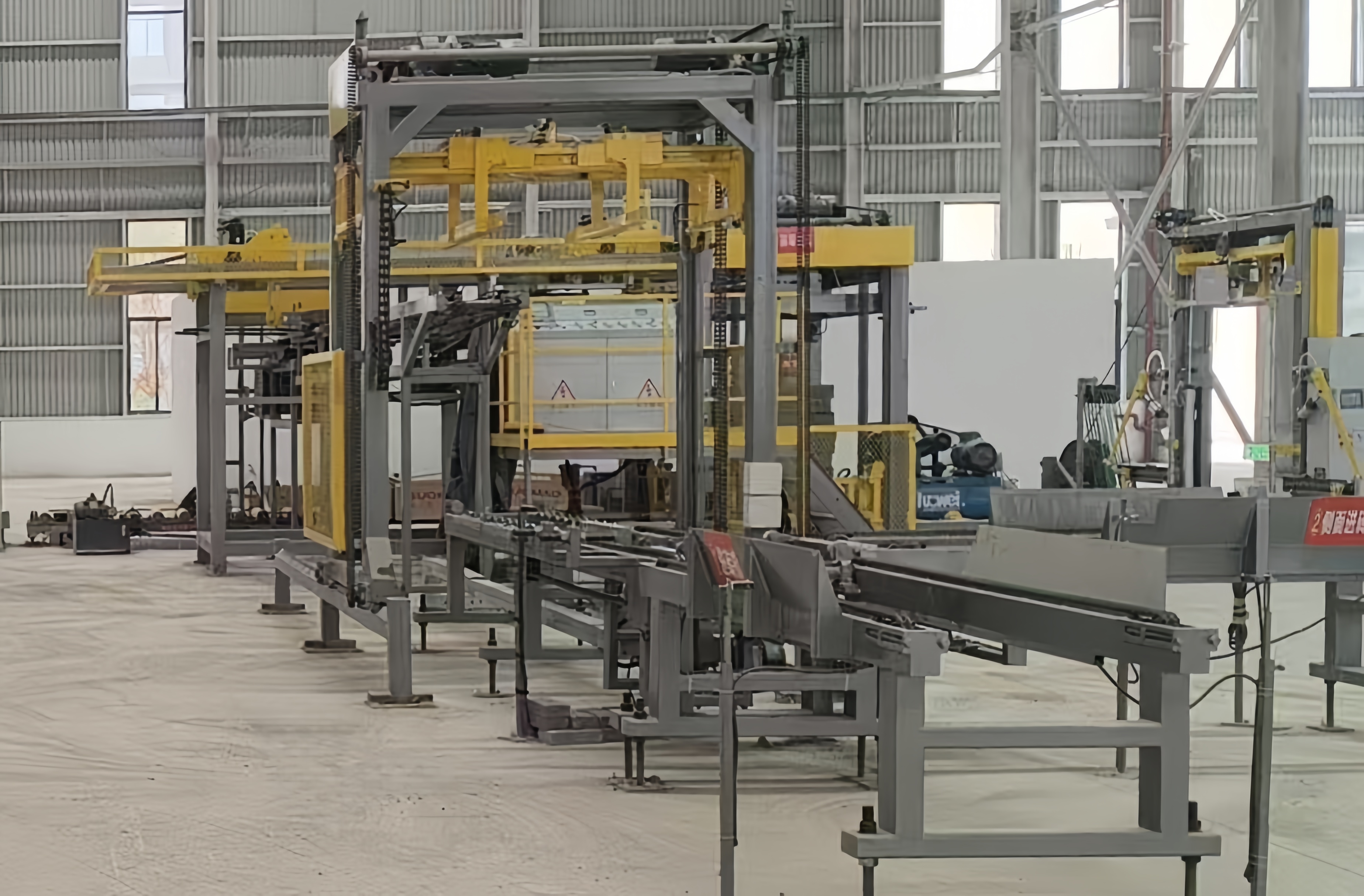 Von Qunfeng Machinery angepasste Seitenblockzuf&uuml;hr- und Palettierger&auml;te