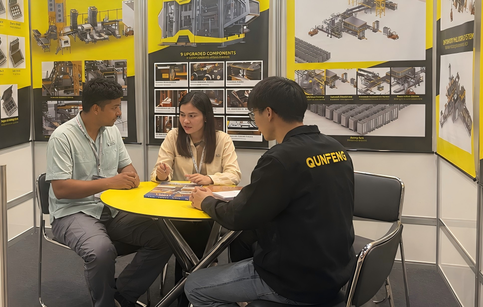 Ein langj&auml;hriger brasilianischer Kunde besuchte den Stand von Qunfeng Machinery, um eine m&ouml;gliche zuk&uuml;nftige Zusammenarbeit zu besprechen.