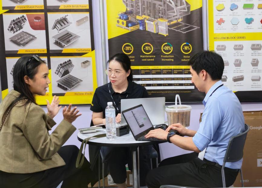 Ein thail&auml;ndischer Kunde erf&auml;hrt vom Team von Qunfeng Machinery mehr &uuml;ber die technischen Highlights der Produkte.