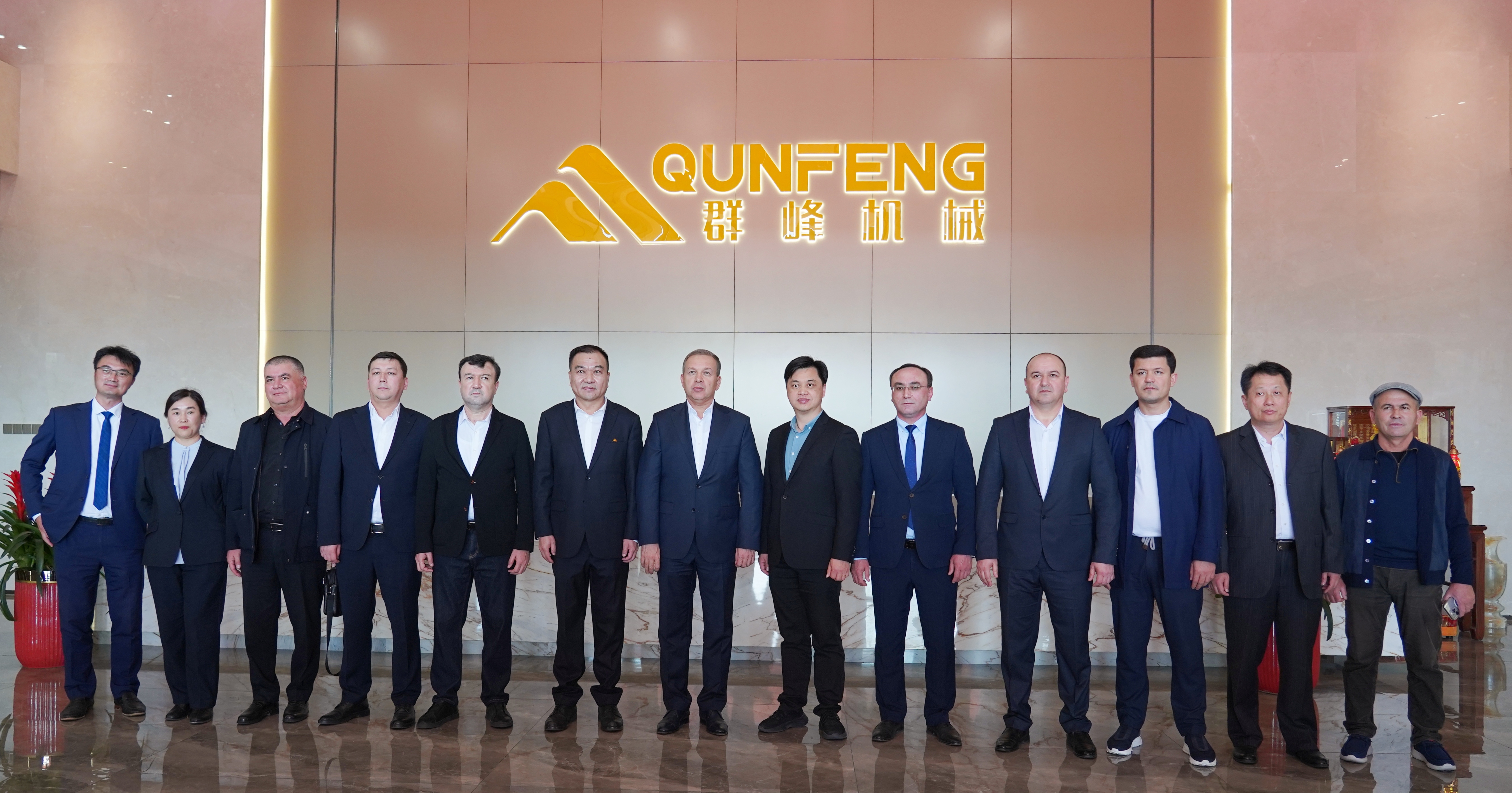 Gruppenfoto der usbekischen Navoi-Delegation und der F&uuml;hrungskr&auml;fte von Qunfeng Machinery