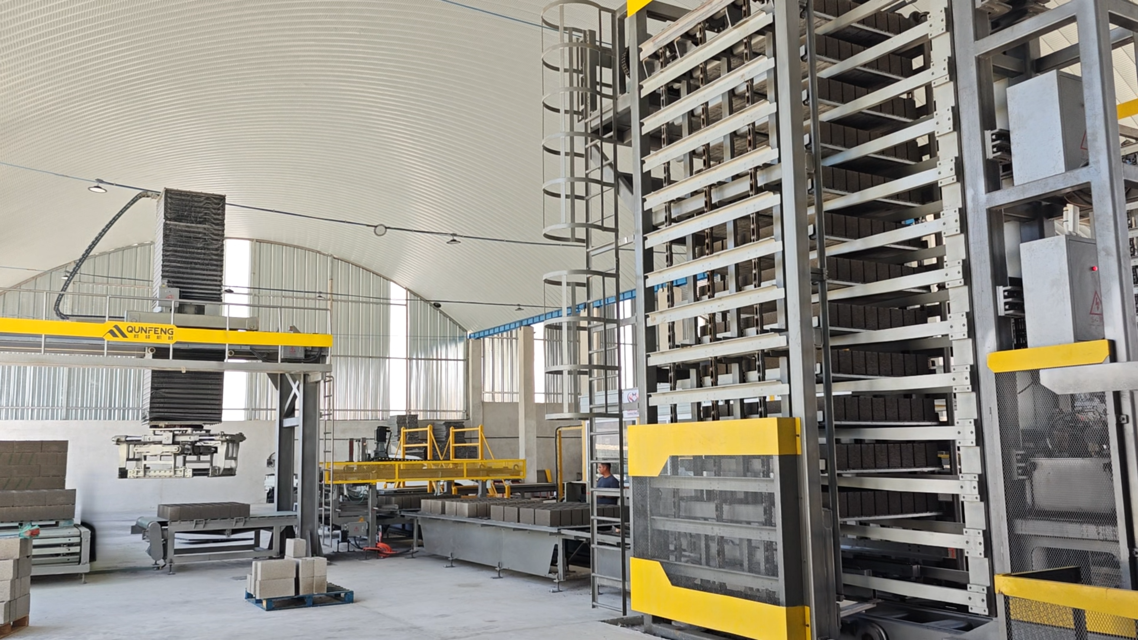 Detailansicht der automatisierten Betonsteinproduktionslinienausr&uuml;stung in Guatemala