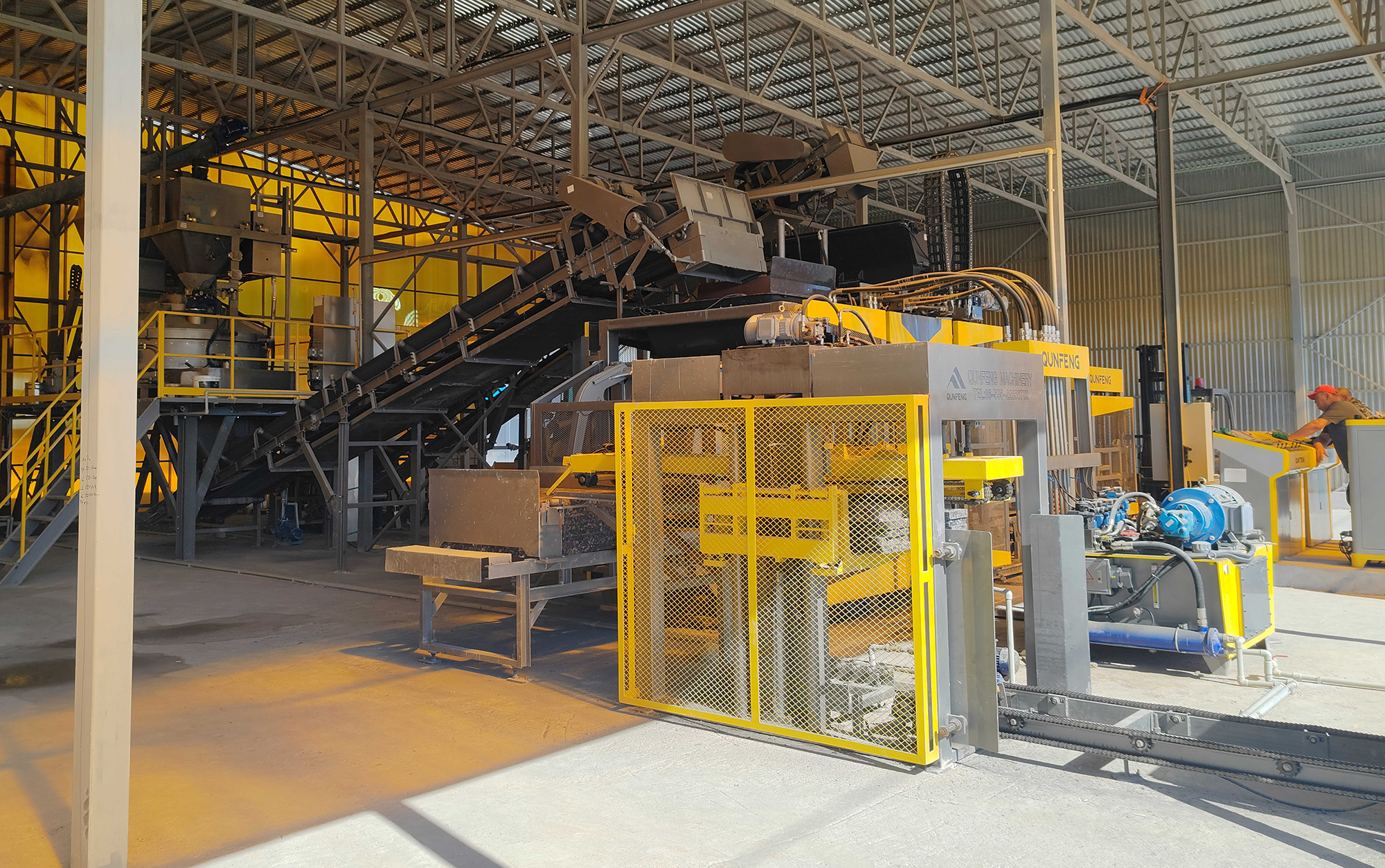 Die Produktionslinie f&uuml;r Betonprodukte der QS1300-Serie, die Qunfeng Machinery an einen Kunden in Kasachstan geliefert hat, verf&uuml;gt &uuml;ber intelligente High-End-Technologie, die den Bedarf an manuellen Arbeitsschritten reduziert