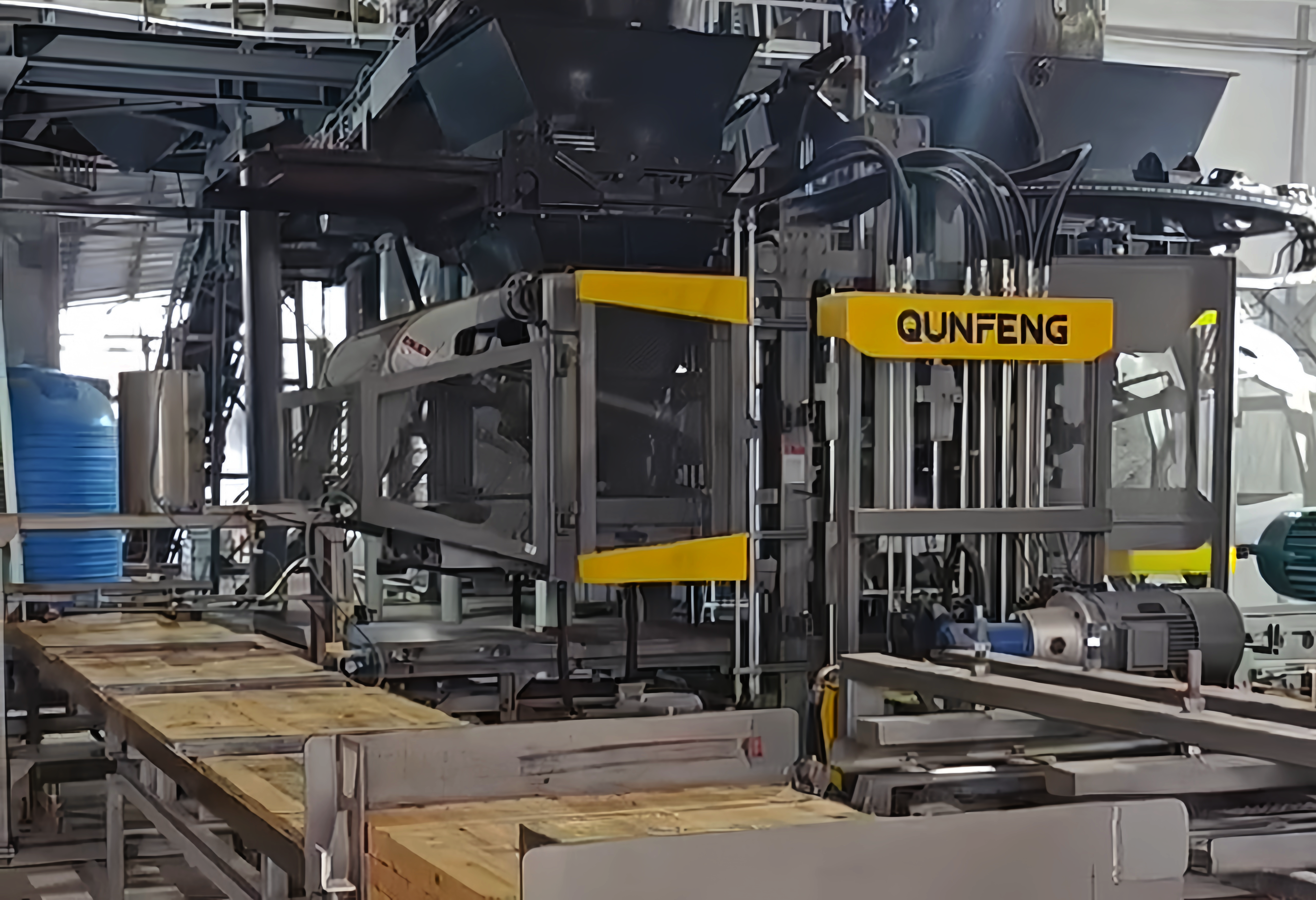 Die vollautomatische Produktionslinie f&uuml;r Betonprodukte der QS-Serie von Qunfeng Machinery im Einsatz an einem Kundenstandort in Kasachstan