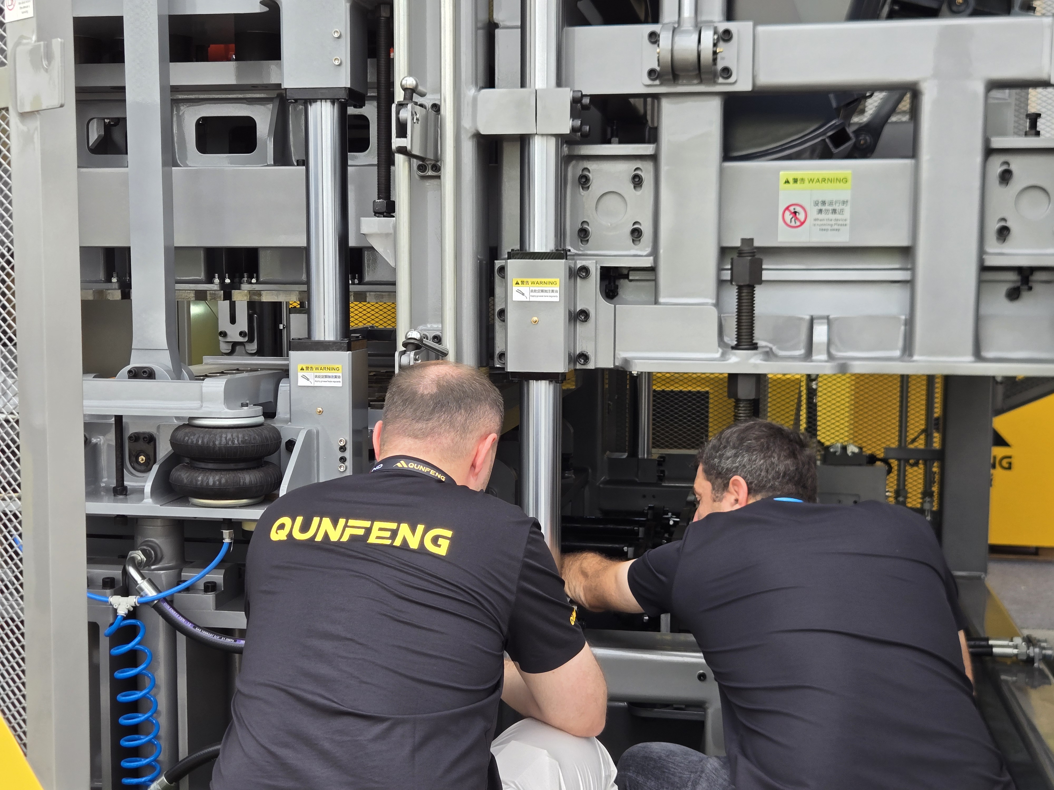 Ein russischer Kunde untersucht sorgf&auml;ltig die Details der Ausr&uuml;stung von Qunfeng Machinery.