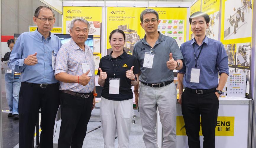 Ein wiederkehrender Kunde erf&auml;hrt vom Team von Qunfeng Machinery mehr &uuml;ber die technischen Highlights der Produkte.