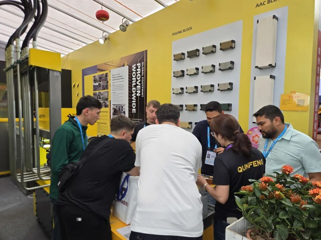 Amerikanische Kunden beraten Qunfeng zu ma&szlig;geschneiderten Prozessl&ouml;sungen f&uuml;r die Blockherstellung