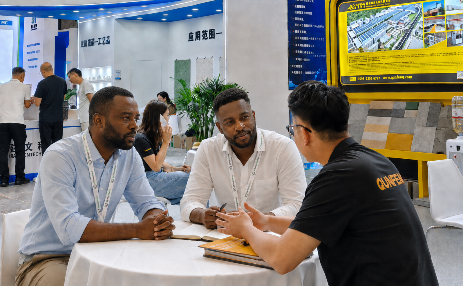 Afrikanische Kunden h&ouml;ren aufmerksam zu, w&auml;hrend das Team von Qunfeng Machinery eine Pr&auml;sentation h&auml;lt. Sie zeigen gro&szlig;es Interesse an den intelligenten Blockherstellungsmaschinen von Qunfeng.