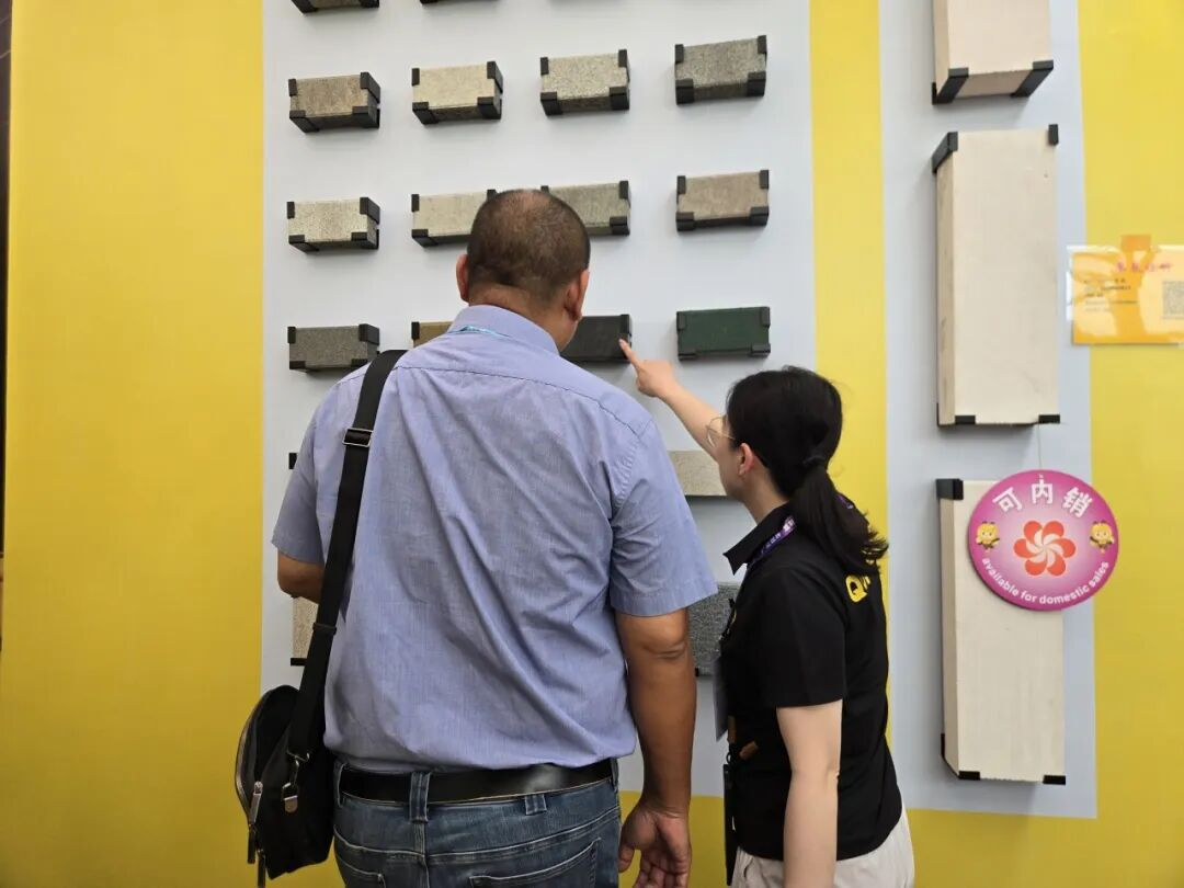 Das Qunfeng-Team erkl&auml;rt globalen K&auml;ufern die Funktionen intelligenter Baustoffmaschinen