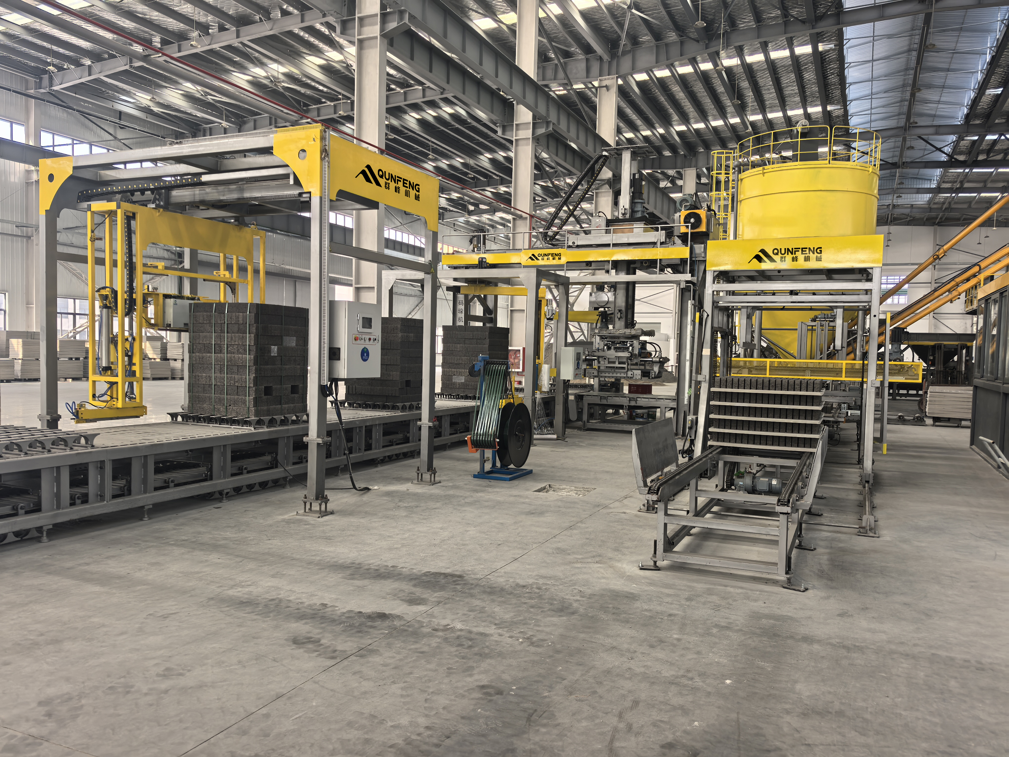 Die Produktionslinie f&uuml;r das Recycling und die Verarbeitung fester Abf&auml;lle von Qunfeng Machinery produziert derzeit Bl&ouml;cke; Die gesamte Linie ist hochintelligent und automatisiert.