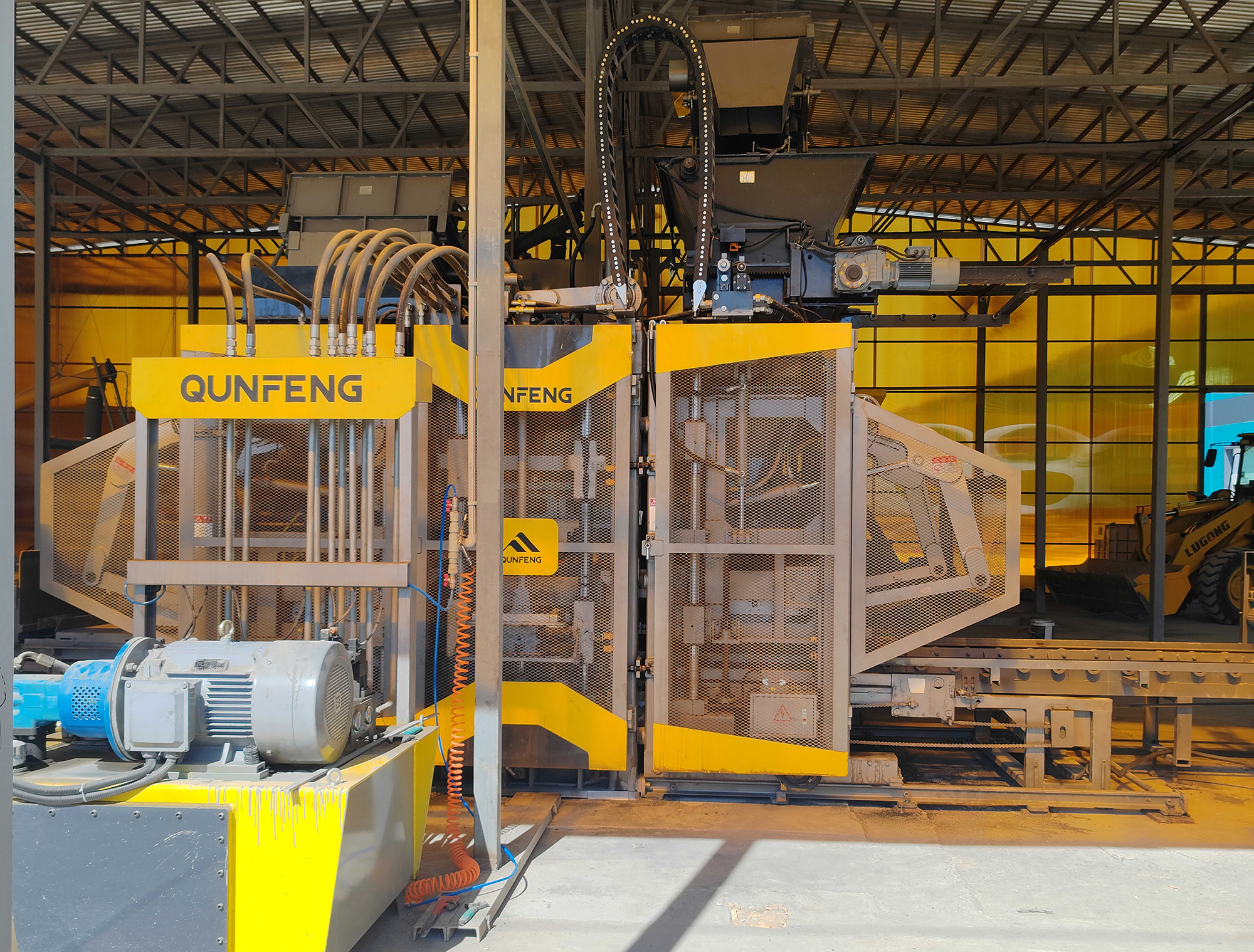 Betonproduktformmaschine der Serie QS1300, geliefert von Qunfeng Machinery an einen Kunden in Kasachstan, Zentralasien