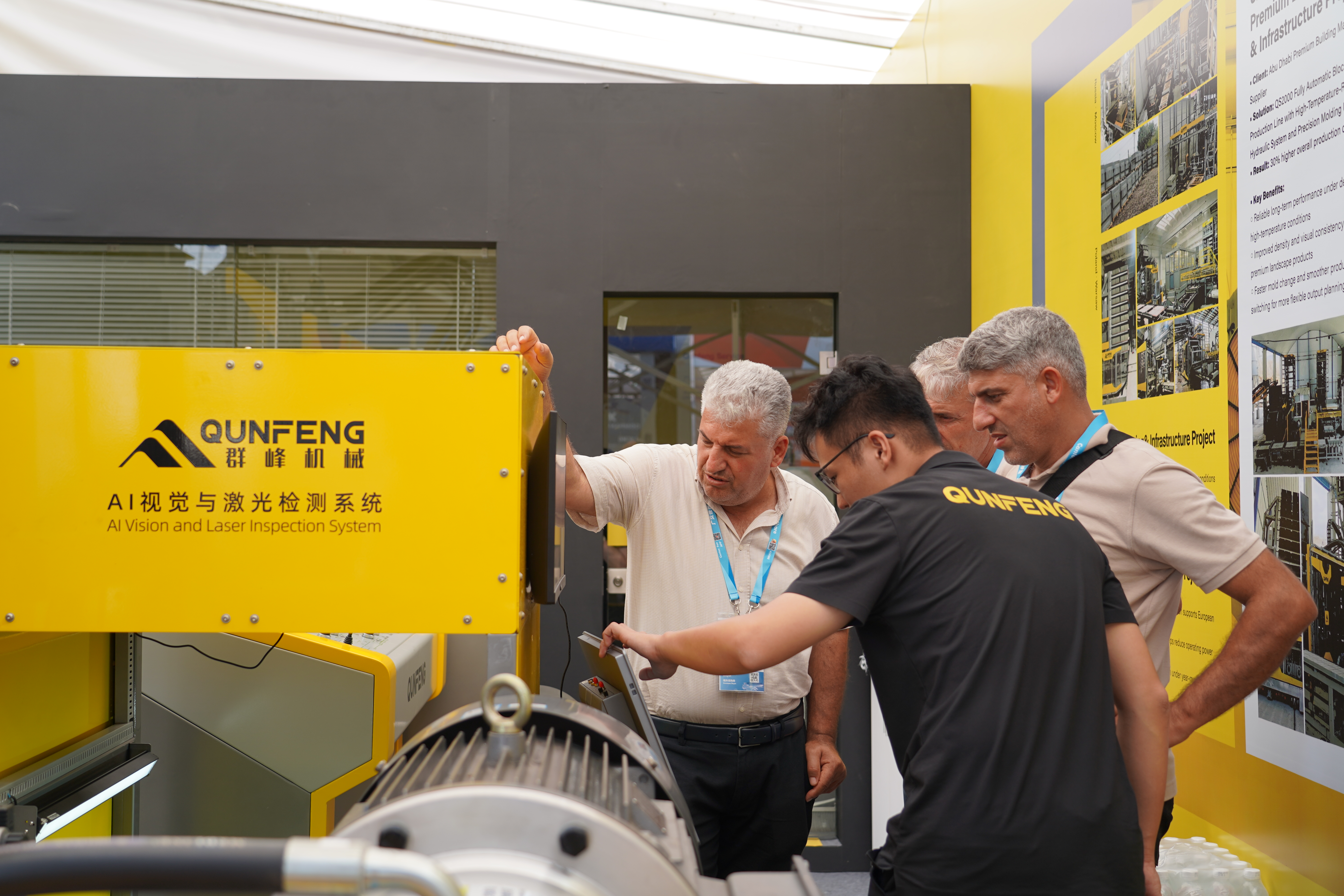 Die hochintelligenten Programme von Qunfeng Machinery wecken das Interesse der Kunden.